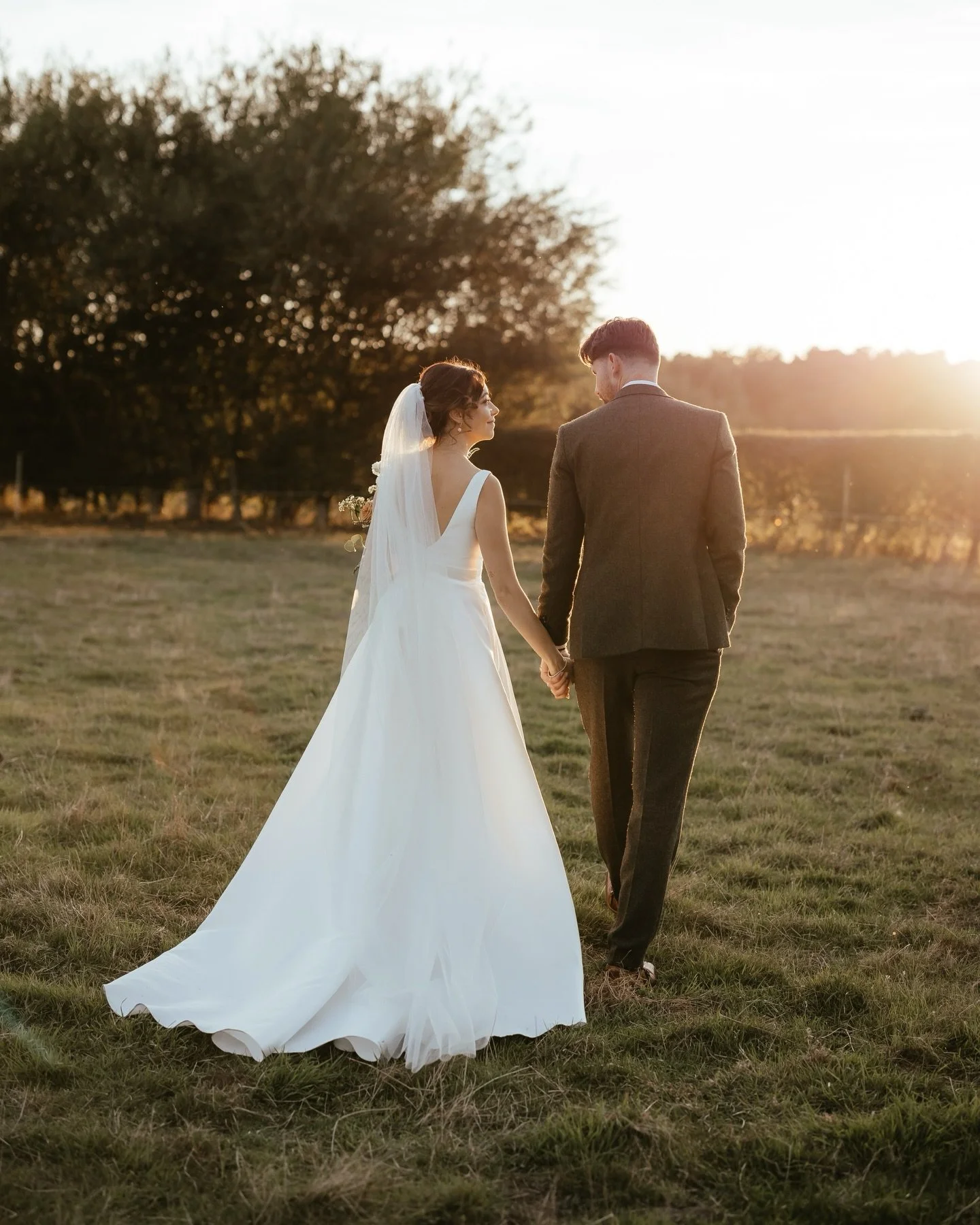 I still obsess over this golden hour, sometimes you have to be in the right place at the right time 💛 

@alice__jamess_ @martyj1992 

Venue~ @hensteadpavilion 
MUA~ @kellymullender_mua 
Hair~ @kellymullender_mua 
Florist~ @wildspiritflorist 
Cake~ @
