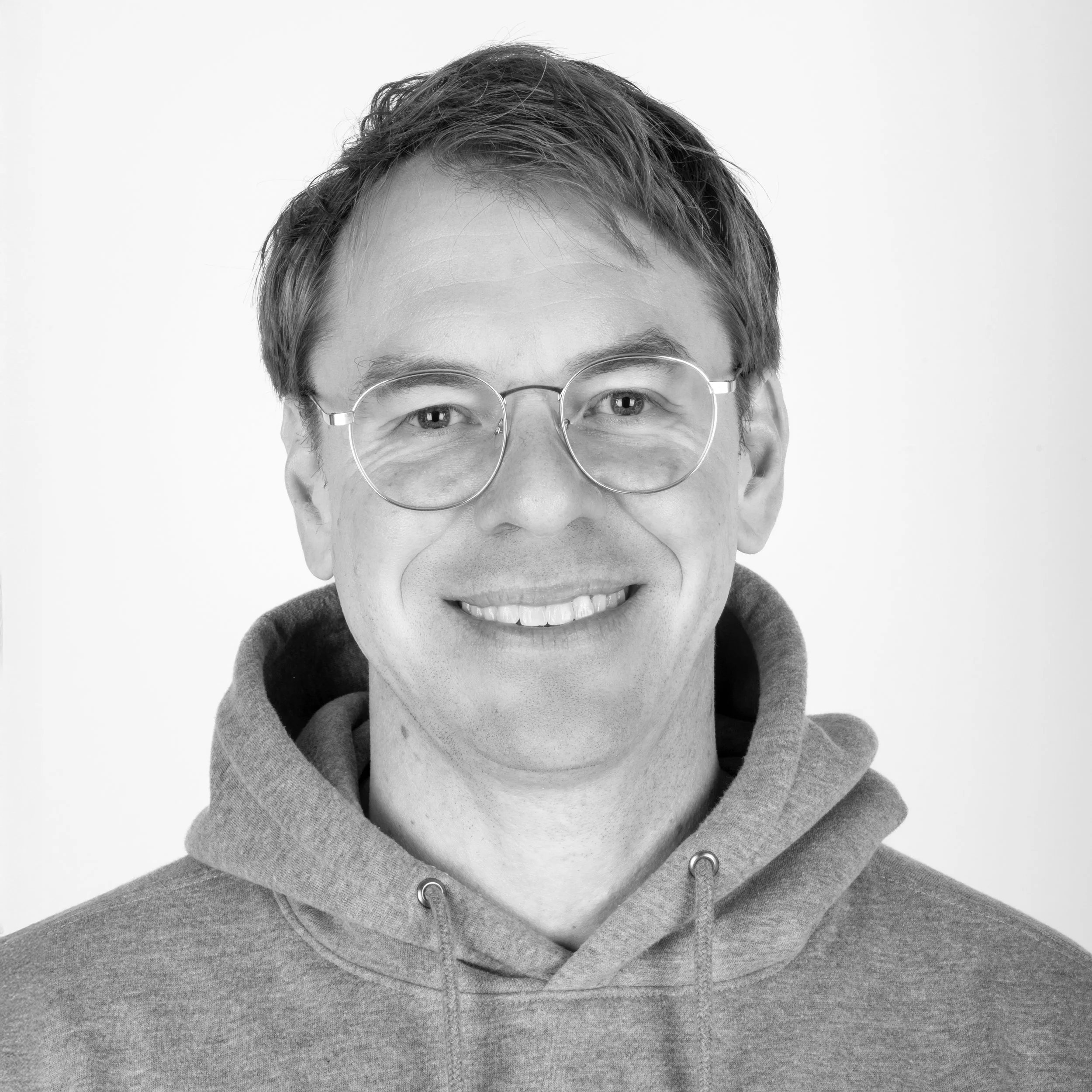 Porträt des Mitarbeiter Henrik aus dem Marketing