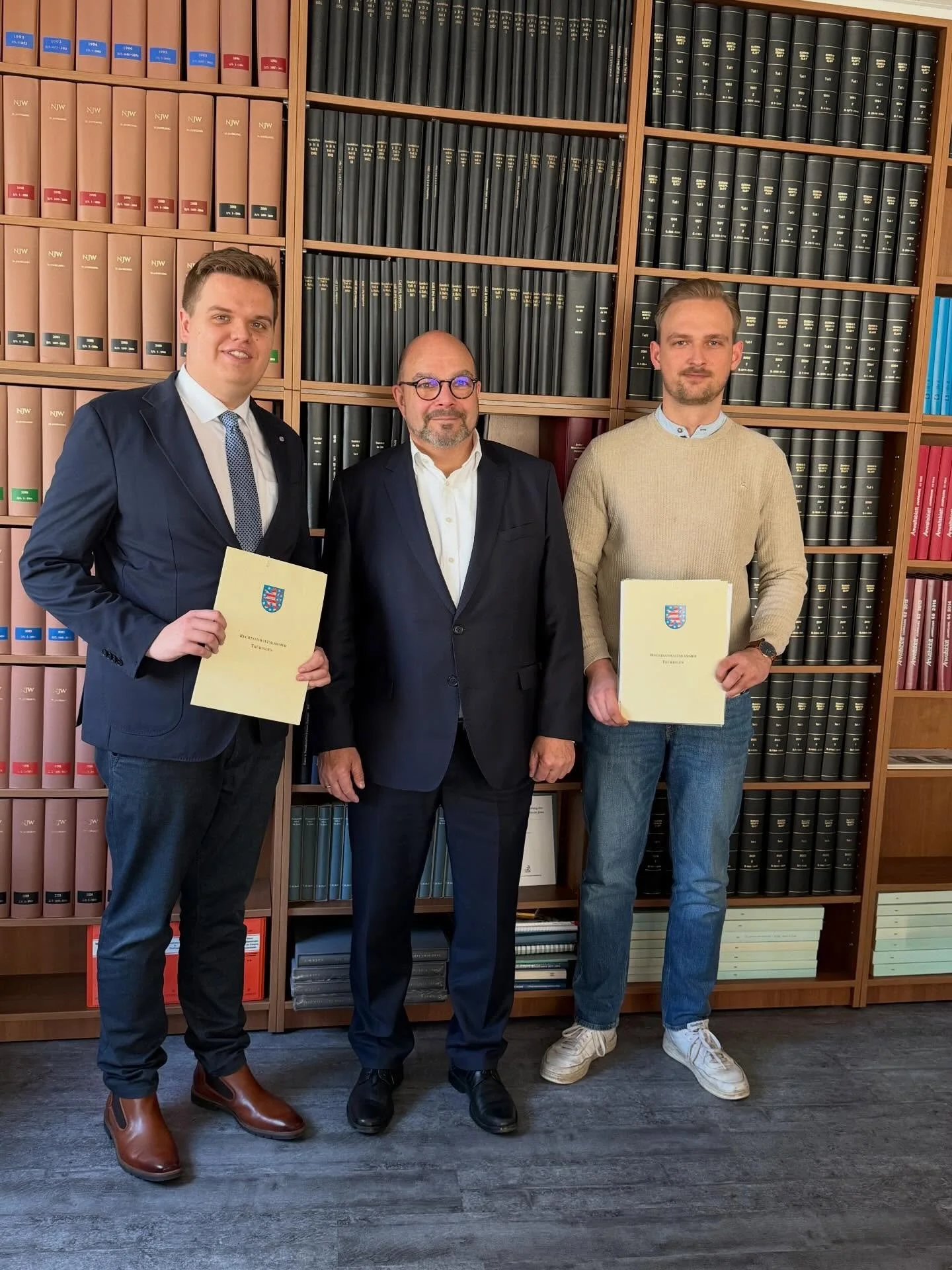 Heute wurde ich offiziell als Rechtsanwalt in der Anwaltskammer Th&uuml;ringen vereidigt.

F&uuml;r mich ist dabei v&ouml;llig klar: Mein Mandat im Th&uuml;ringer Landtag steht an erster Stelle und hat volle Priorit&auml;t &ndash; daran gibt es keine