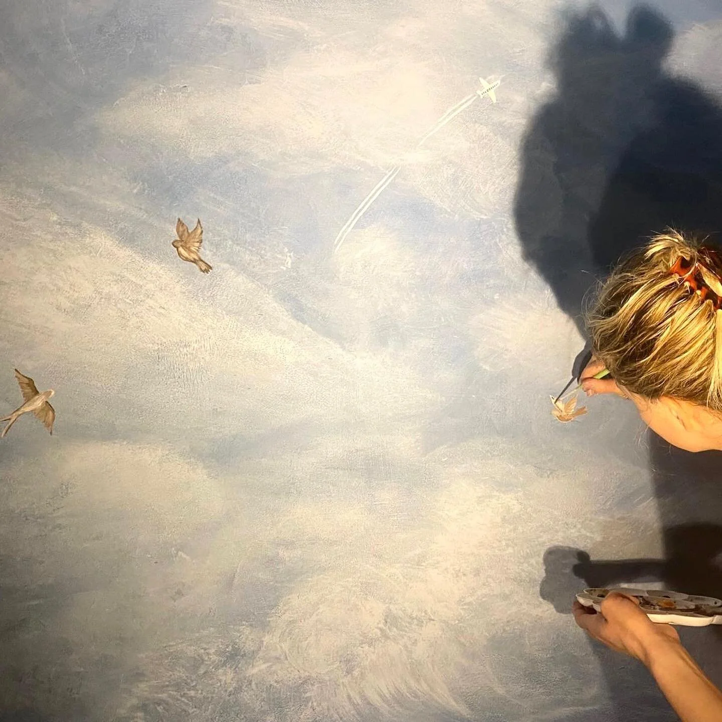 My first commercial project 🙌🏻 I had so much fun designing and decorating the restroom & changing space for @binkiesdenhaag 🕊️✈️ I’m looking forward to getting started on my next project 🖌️🎨