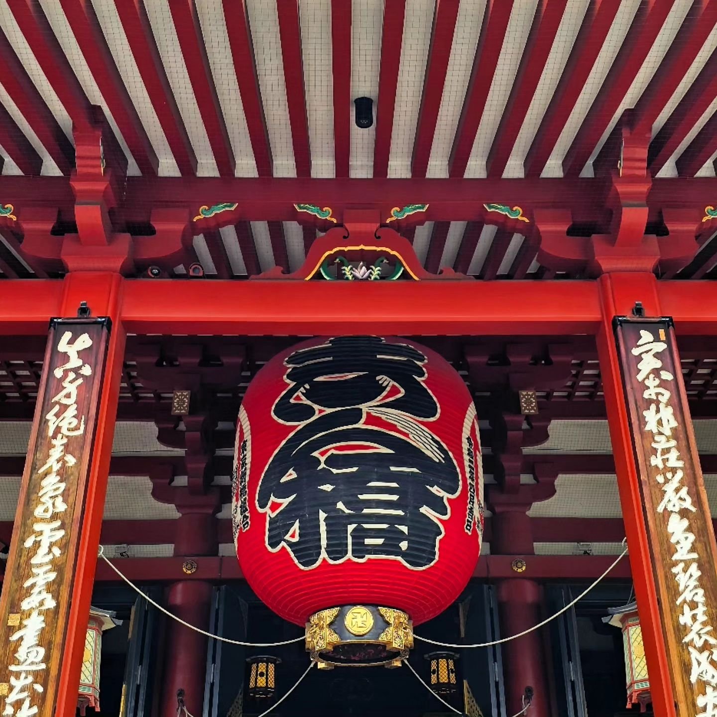Loved exploring the old town district of Asakusa in Tokyo, whilst trying very hard not to get overwhelmed by the masses of crowds 😅➡️

If you're planning a trip to Japan, check out my blog post on everything you need to know before you visit! ✌️🇯🇵