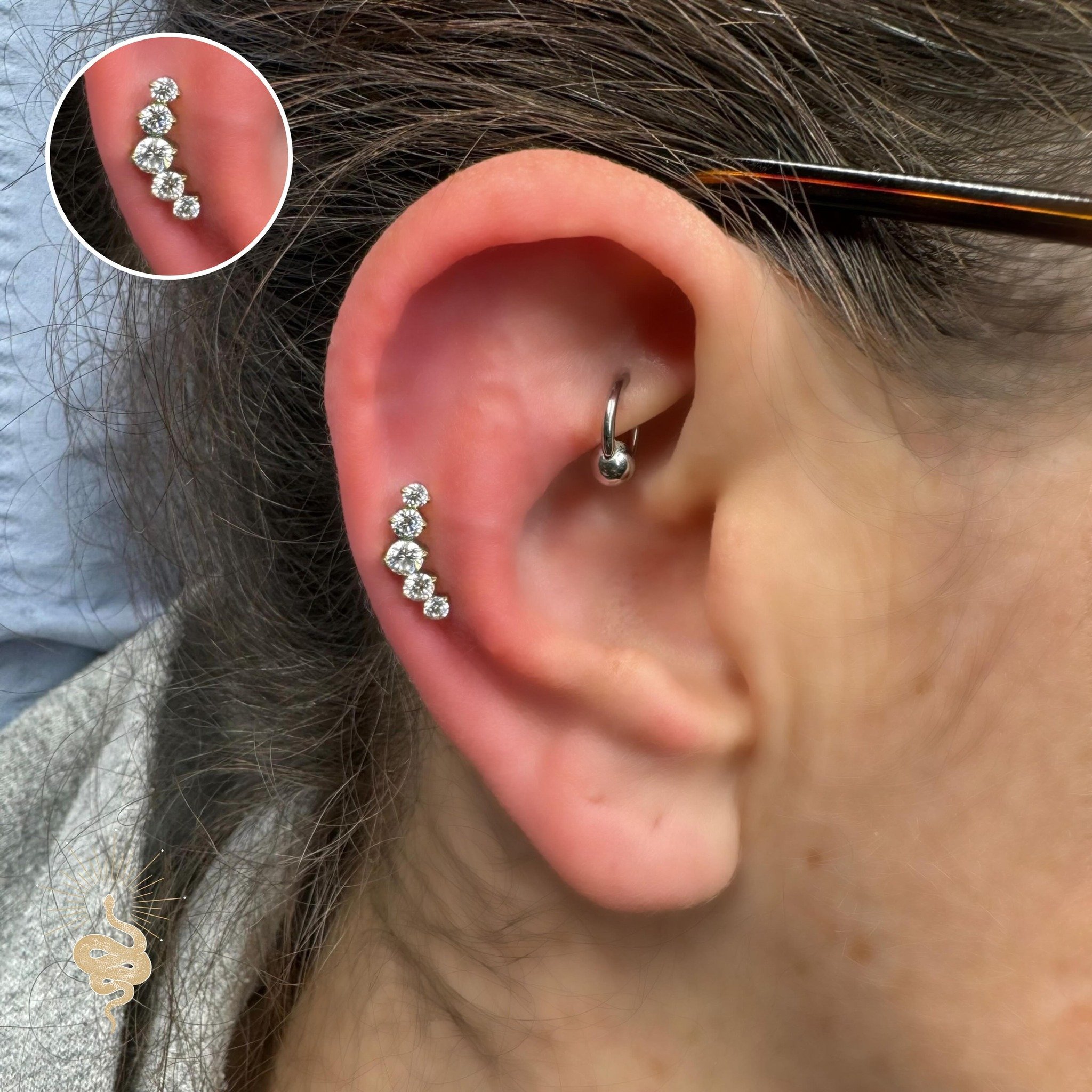 Pretty 5 stone cluster in mid helix 🤩

📍 Studio 59 Tattoos
3-5 Victoria Road, MK2 2NG Milton Keynes
💌 Message to book in - or ring 01908 990232 📞

#piercing #piercings #tattoo #bodypiercing #pierced #piercer #safepiercing #septum #helixpiercing #