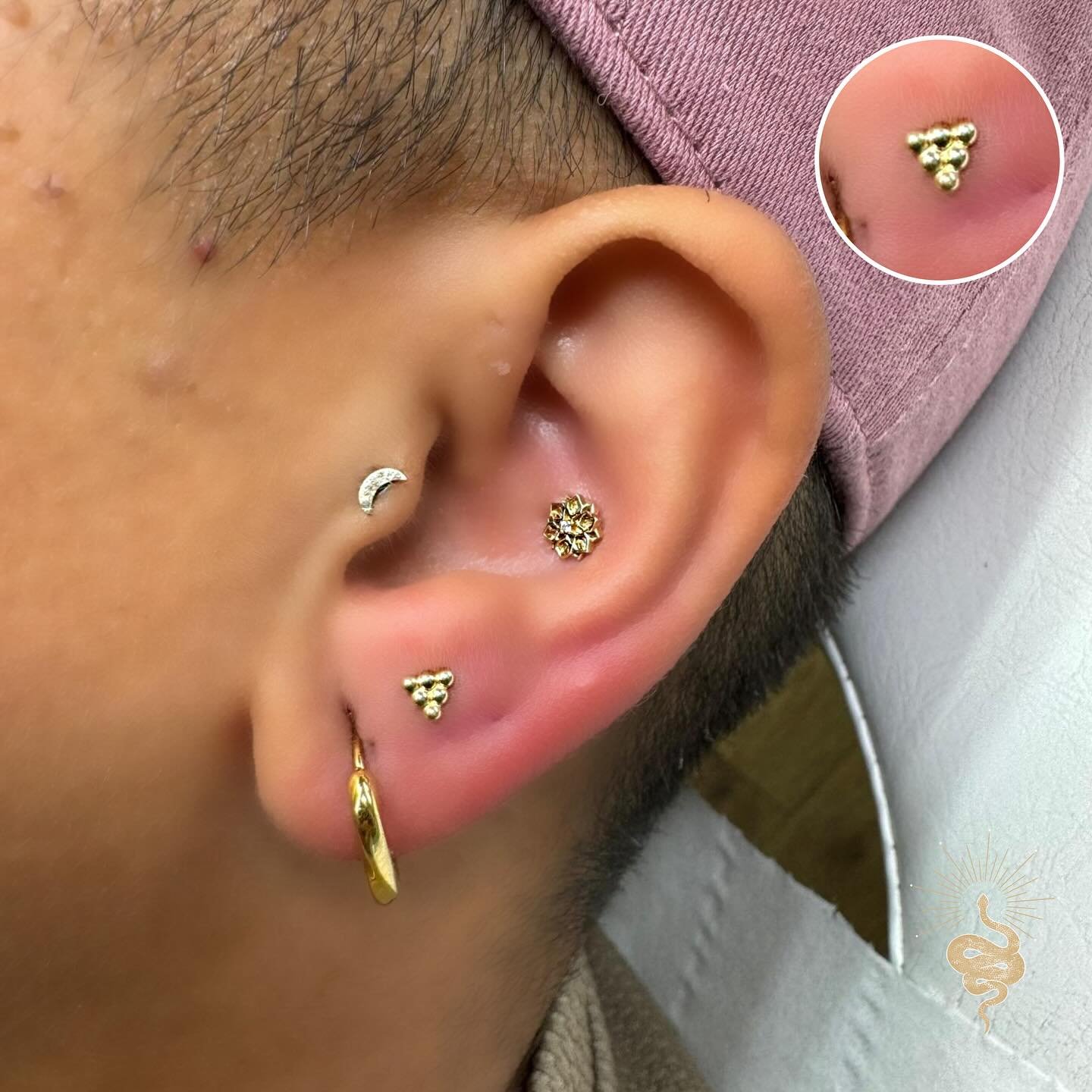 Adding another Stunning gold piece to this ear - 14ct Triangle dot pin attachment ✨ 

📍 Studio 59 Tattoos
3-5 Victoria Road, MK2 2NG Milton Keynes
💌 Message to book in - or ring 01908 990232 📞

#piercing #piercings #tattoo #bodypiercing #pierced #