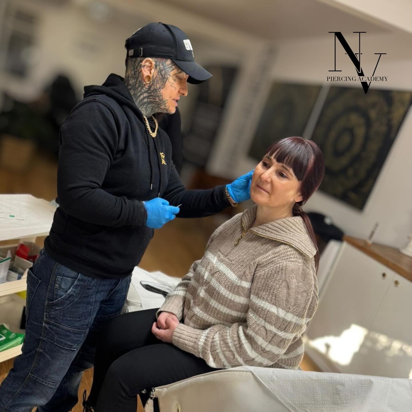 ⭑ 𝐁𝐎𝐃𝐘 𝐏𝐈𝐄𝐑𝐂𝐈𝐍𝐆 𝐓𝐑𝐀𝐈𝐍𝐈𝐍𝐆 𝐂𝐎𝐔𝐑𝐒𝐄 ⭑

Both tutors @pierced.by.nikki &amp; @time2modify demonstrated piercing techniques on live models while our student trainee observes.

Next week, under our guidance, the student will perform