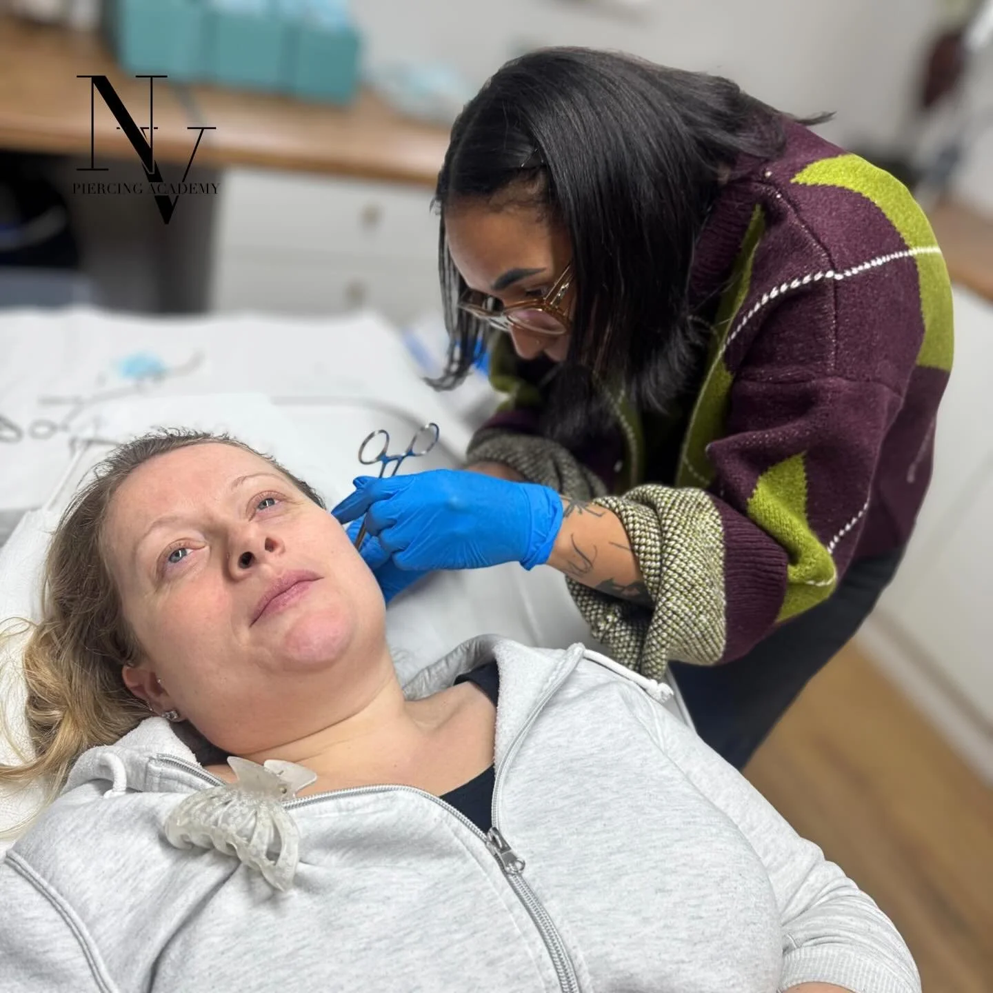 ⭑ 𝐁𝐎𝐃𝐘 𝐏𝐈𝐄𝐑𝐂𝐈𝐍𝐆 𝐓𝐑𝐀𝐈𝐍𝐈𝐍𝐆 𝐃𝐀𝐘 - 𝐎𝐍 𝐋𝐈𝐕𝐄 𝐌𝐎𝐃𝐄𝐋𝐒 ⭑

@tamarashanice93 you done absolutely amazing today piercing on live models!👏🏻🫶🏻
Swipe to see her results ❤️

If you are interested in training to become a body pi