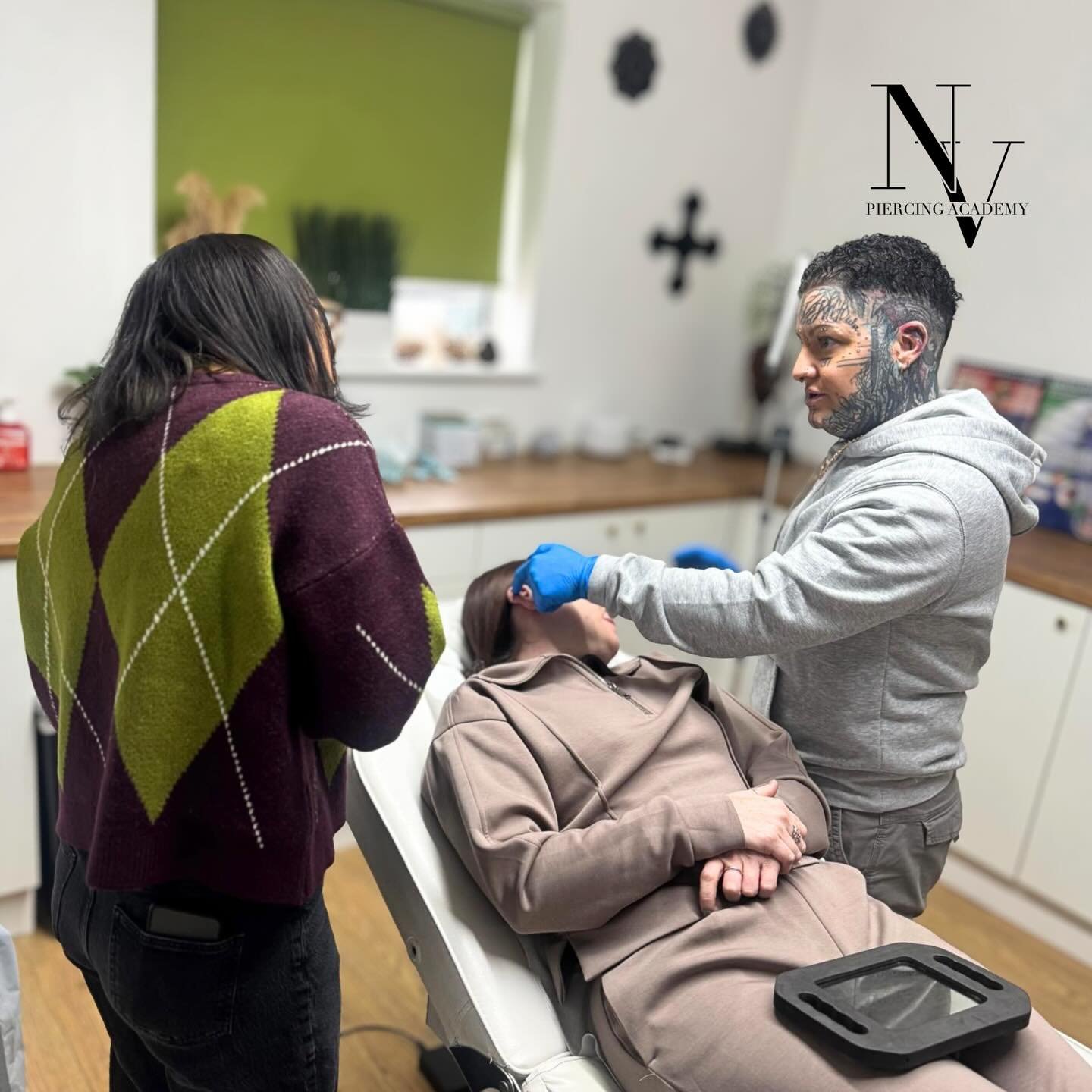 ⭑ 𝐁𝐎𝐃𝐘 𝐏𝐈𝐄𝐑𝐂𝐈𝐍𝐆 𝐓𝐑𝐀𝐈𝐍𝐈𝐍𝐆 𝐃𝐀𝐘 - 𝐎𝐍 𝐋𝐈𝐕𝐄 𝐌𝐎𝐃𝐄𝐋𝐒 ⭑

Few more photos of @tamarashanice93 piercing live models! Absolutely smashed it!👏🏻🫶🏻
Swipe to see her results ❤️

If you are interested in training to become a bo