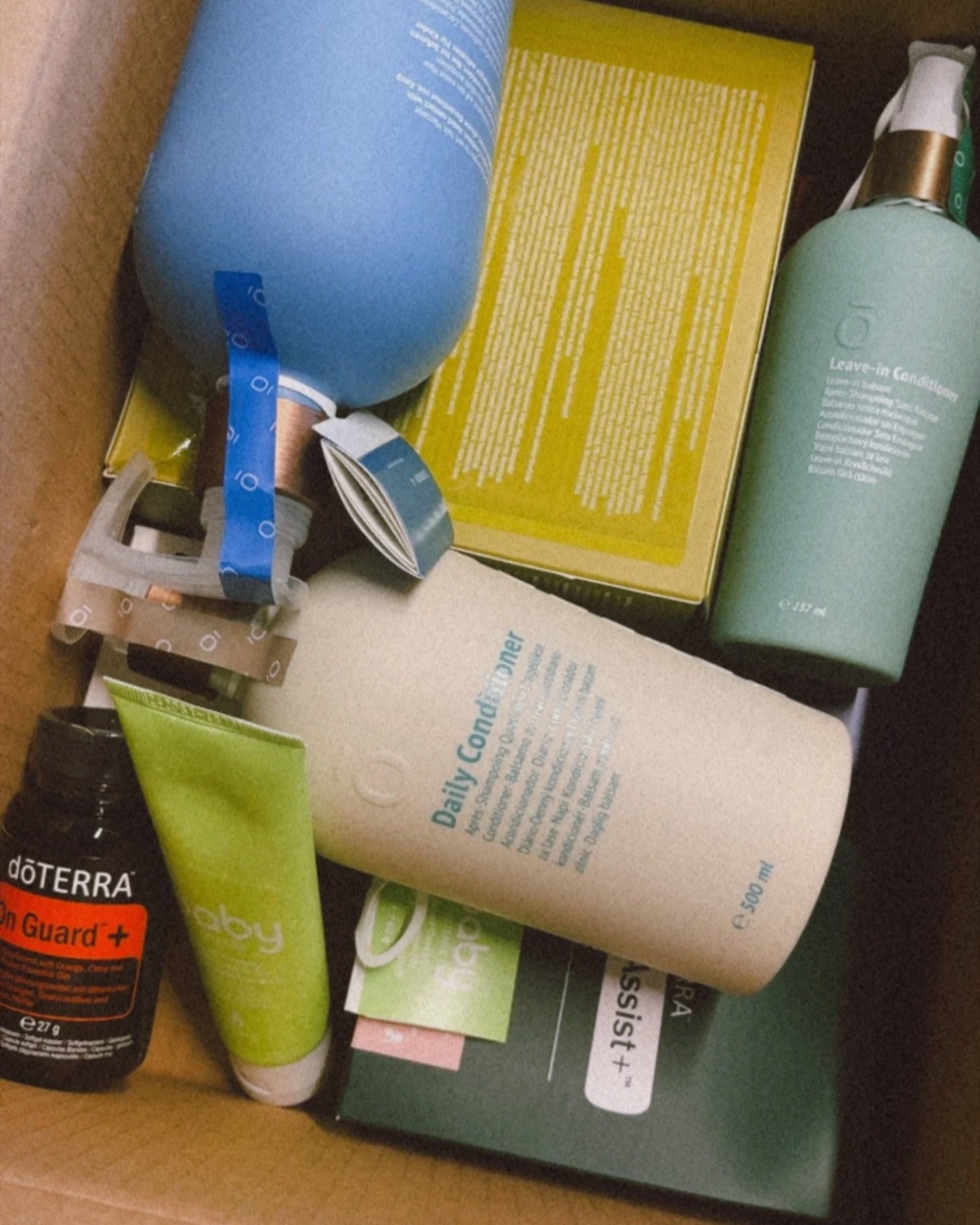 Let's unbox together my December order from @doterraeurope 🌱

This one was a big order, including monthly favourites, limited edition products and many freebies! We've been using dōTERRA for over 5 years, so everyone in the family has their own must