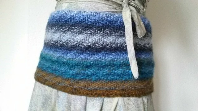 image of person wearing a knitted Haramaki (belly warmer)