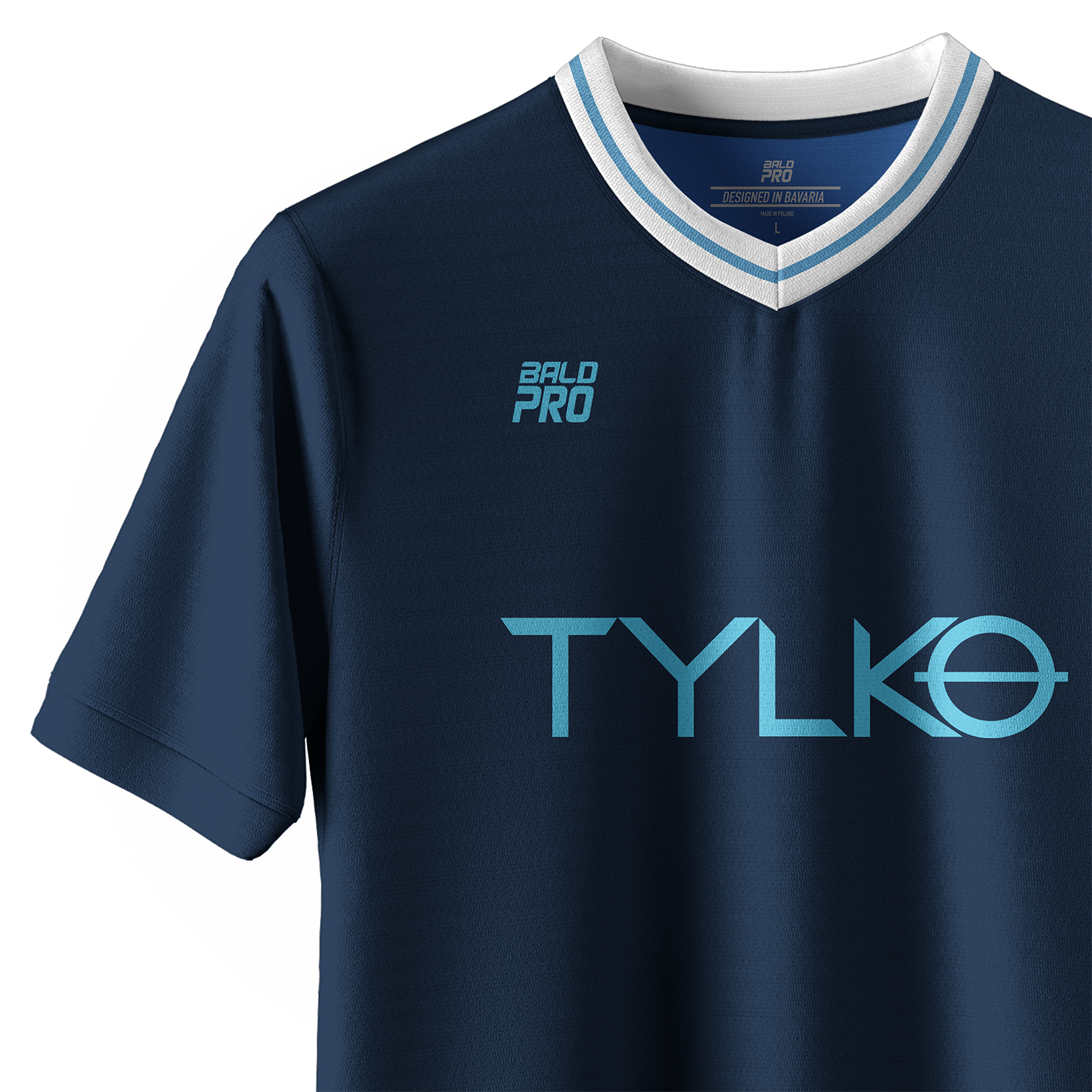 Ein dunkelblites Trikot mit weißen und blauen Streifen am Kragen, das den Text 'TYLKO' auf der Vorderseite sowie 'Bald Pro' und 'Designed in Bavaria' an der Innenseite des Kragens trägt.