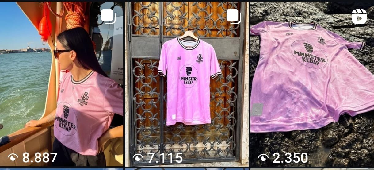 Drei Bilder eines pinkfarbenen Trikot mit 'MUNSTER KEBAP' Logo. Das erste Bild zeigt eine Frau am Wasser mit dem Trikot, das zweite Bild zeigt das Trikot an einer Metalltür, das dritte Bild zeigt das Trikot eng auf einer felsigen Oberfläche