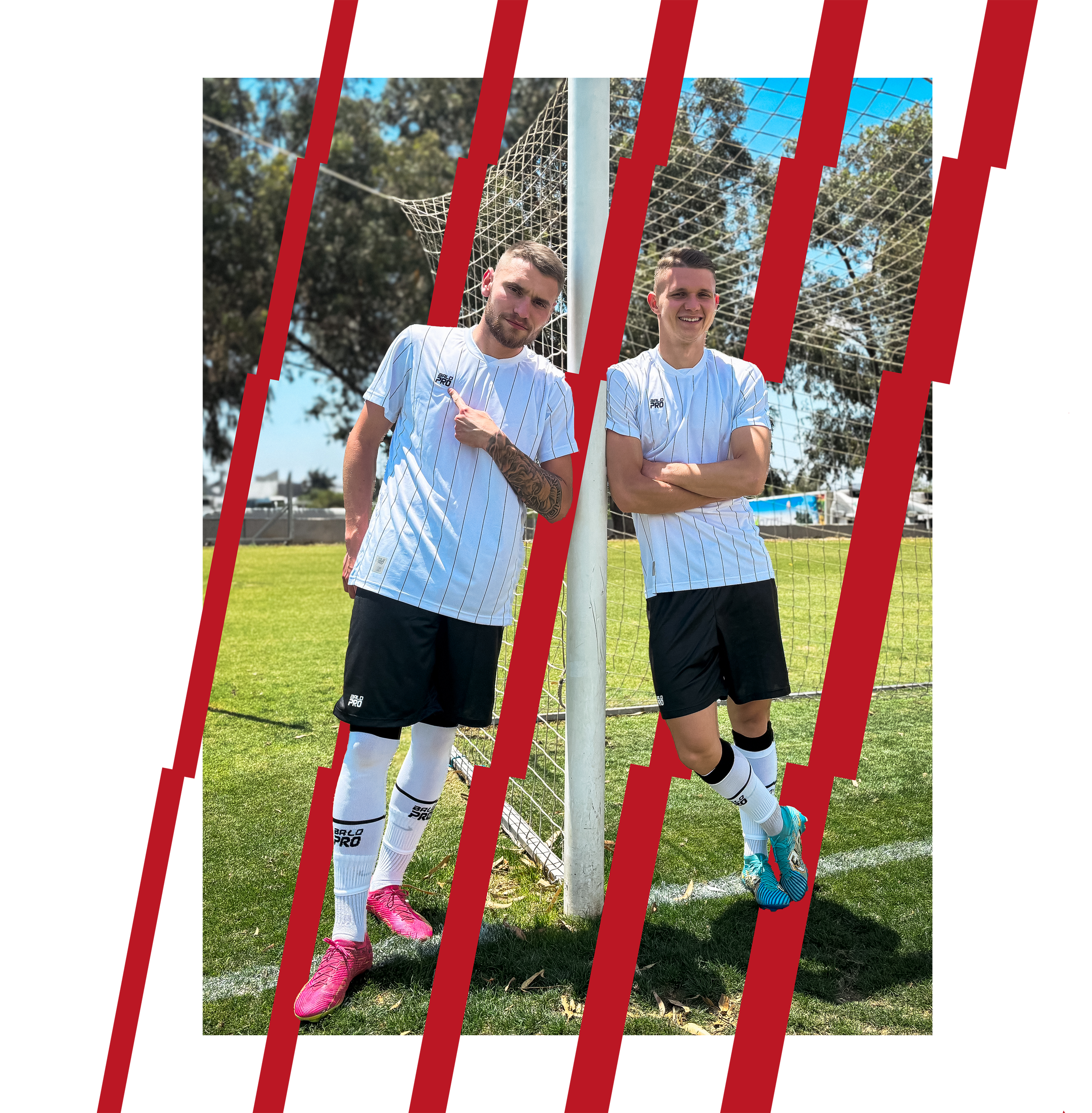 Zwei junge Männer in Fußballtrikots vor einem Tor auf einem Fußballfeld, mit roten grafischen Elementen über dem Bild