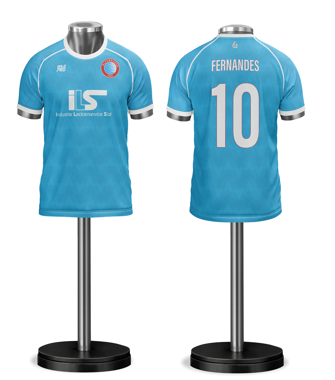 Ein blauer Trikotsatz auf einem Display, mit der Rückseite mit dem Namen 'FERNANDES' und der Nummer 10. Die Vorderseite zeigt eine Vereinswappen mit rotem Rand und blauer Mitte, sowie einen Sponsorenlogo und Text.