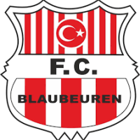Wappen des Fußballvereins F.C. Blaubeuren mit roten und weißen Streifen, Stern, Halbmond, und Vereinsname