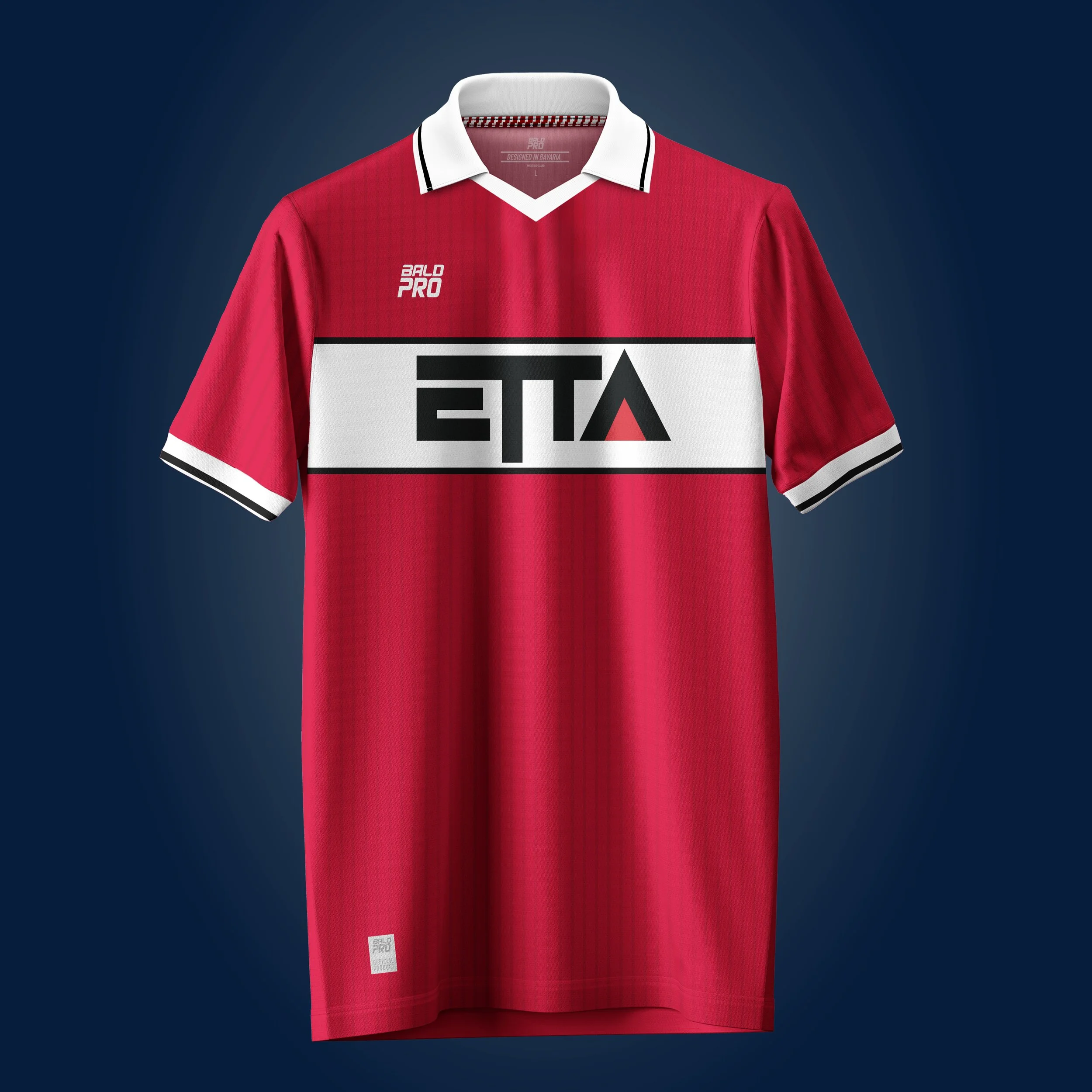 Rotes Fußballtrikot mit weißen und schwarzen Details und Sponsorenlogo, auf dunklem Hintergrund.