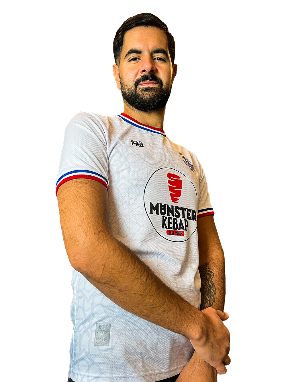 Ein Mann mit dunklem Haar, Bart und einem weißen Sporttrikot mit bunten Akzenten, der vor einem digital verfälschten Hintergrund steht.