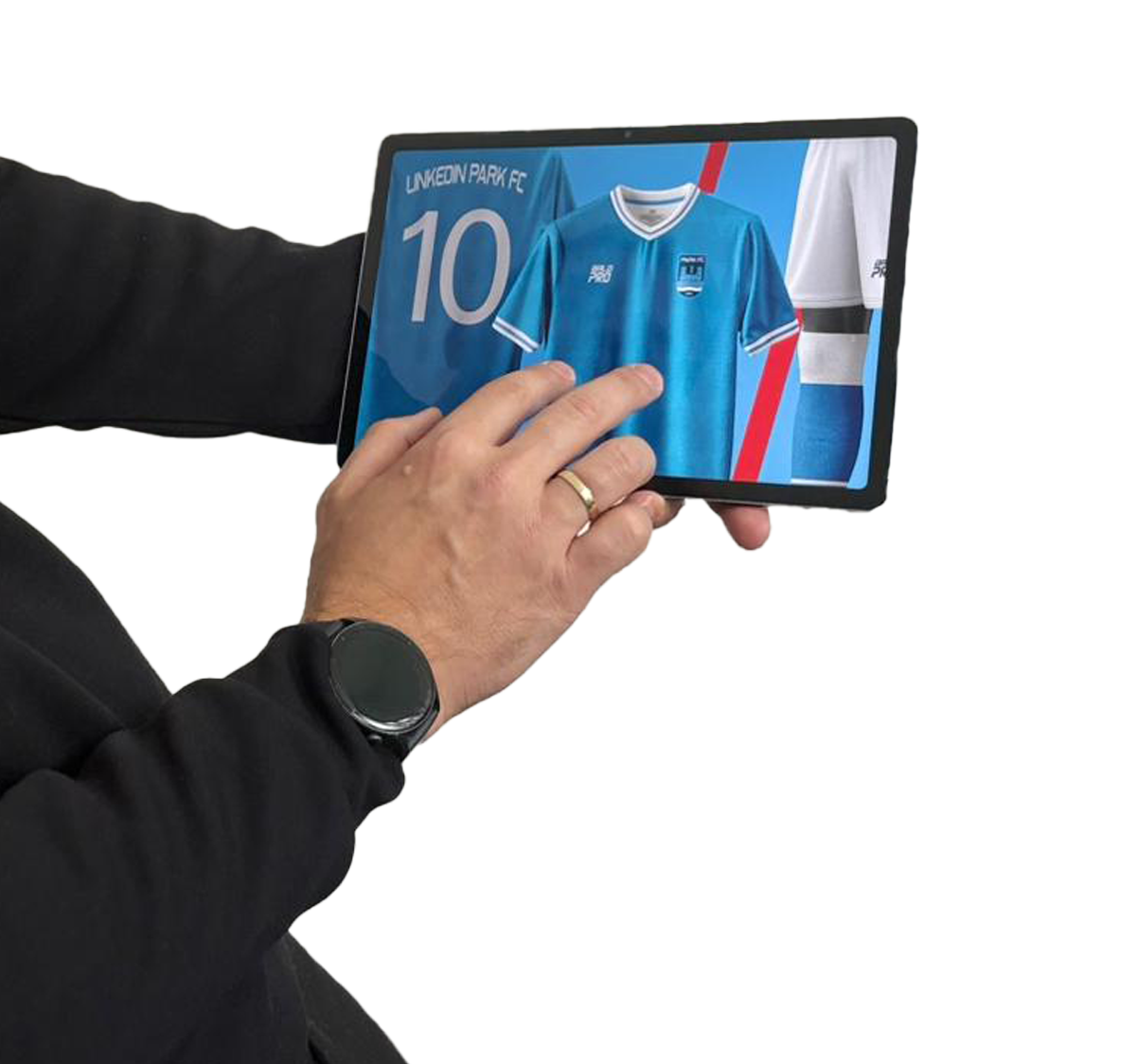Person hält ein Tablet, das ein digitales Bild eines blauen Fußball-Trikots mit der Nummer 10 zeigt.
