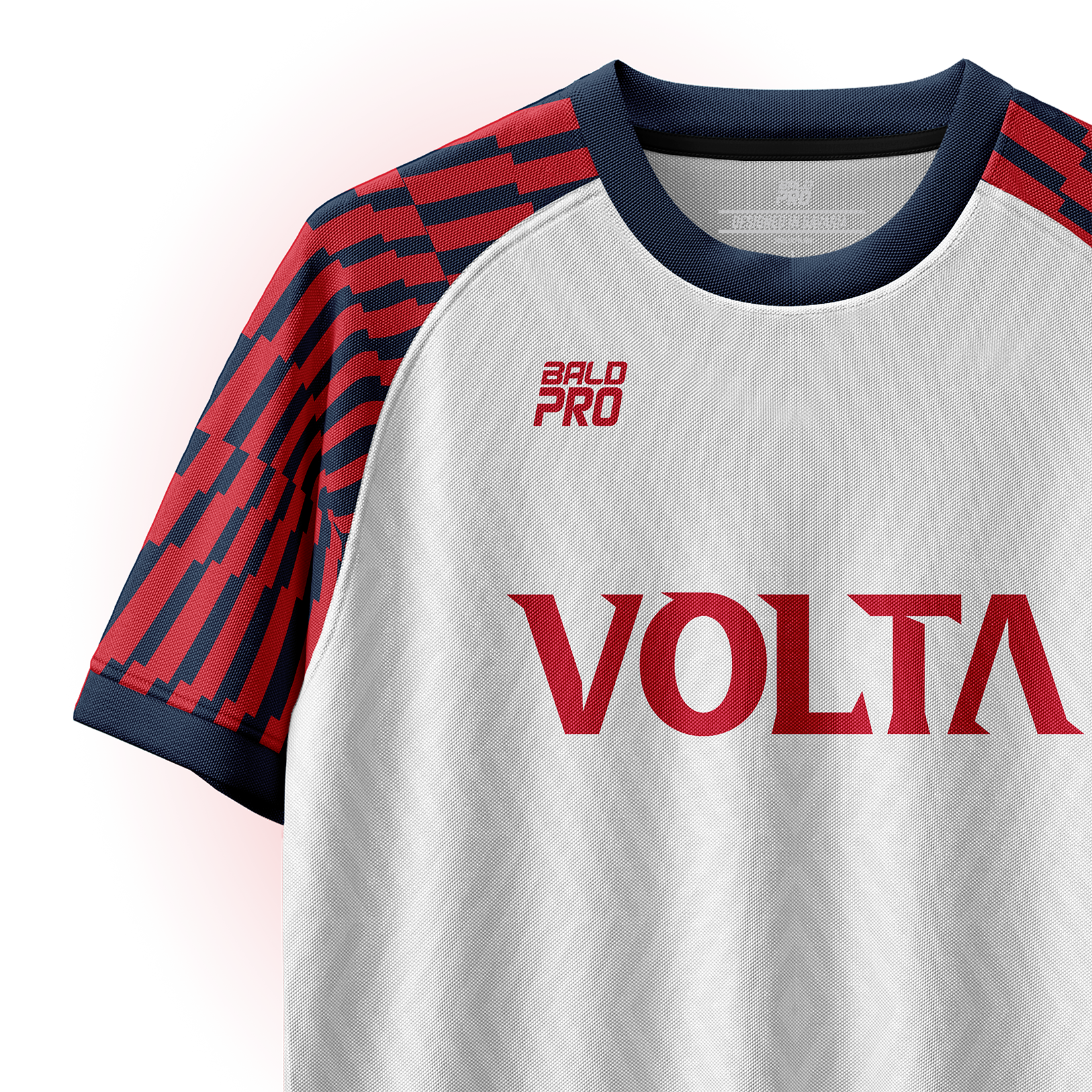 Sportsjersey mit roter und blauer Musterung auf den Schultern und kurzer roter Schrift auf der Brust, die sagt "BALD PRO", und großem roten Schriftzug mit "VOLTA" auf der Vorderseite, vor rotem Hintergrund.