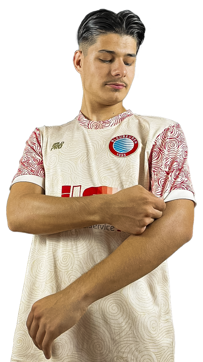 Junge in einem Fußballtrikot der Mannschaft Blau-Weiß 1895 Brauweiler, schaut auf seinen Arm.