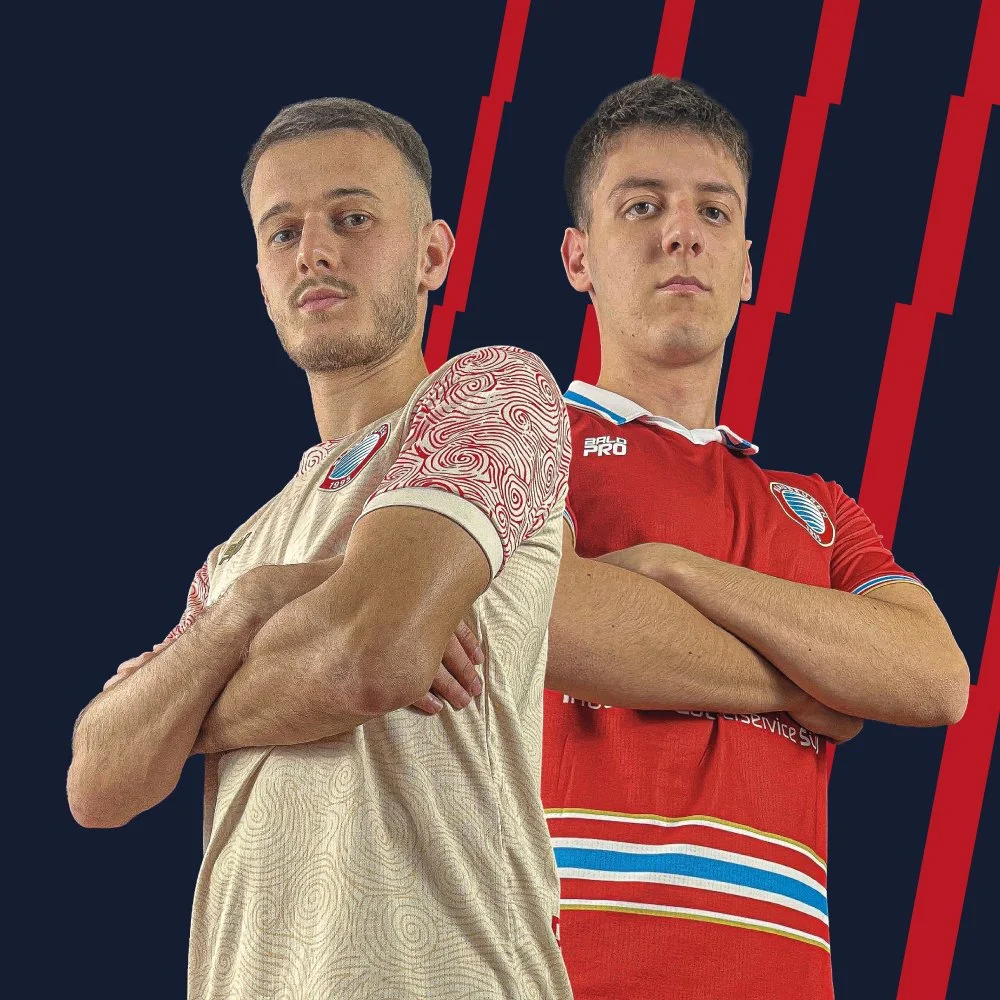 Zwei junge Männer stehen mit verschränkten Armen auf einem dunklen Hintergrund mit roten Linien. Beide tragen Trikots eines Fußballteams.