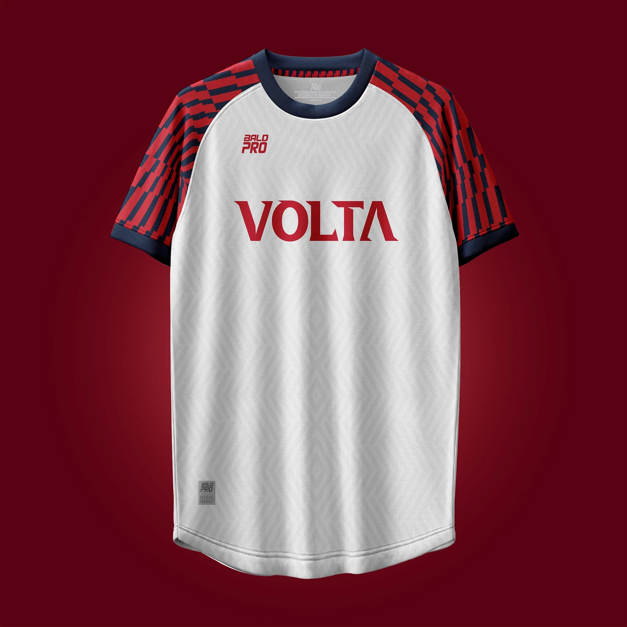 Ein weißes Fußballtrikot mit roten und blauen Ärmeln und rotem Schriftzug, auf einem dunklen roten Hintergrund.