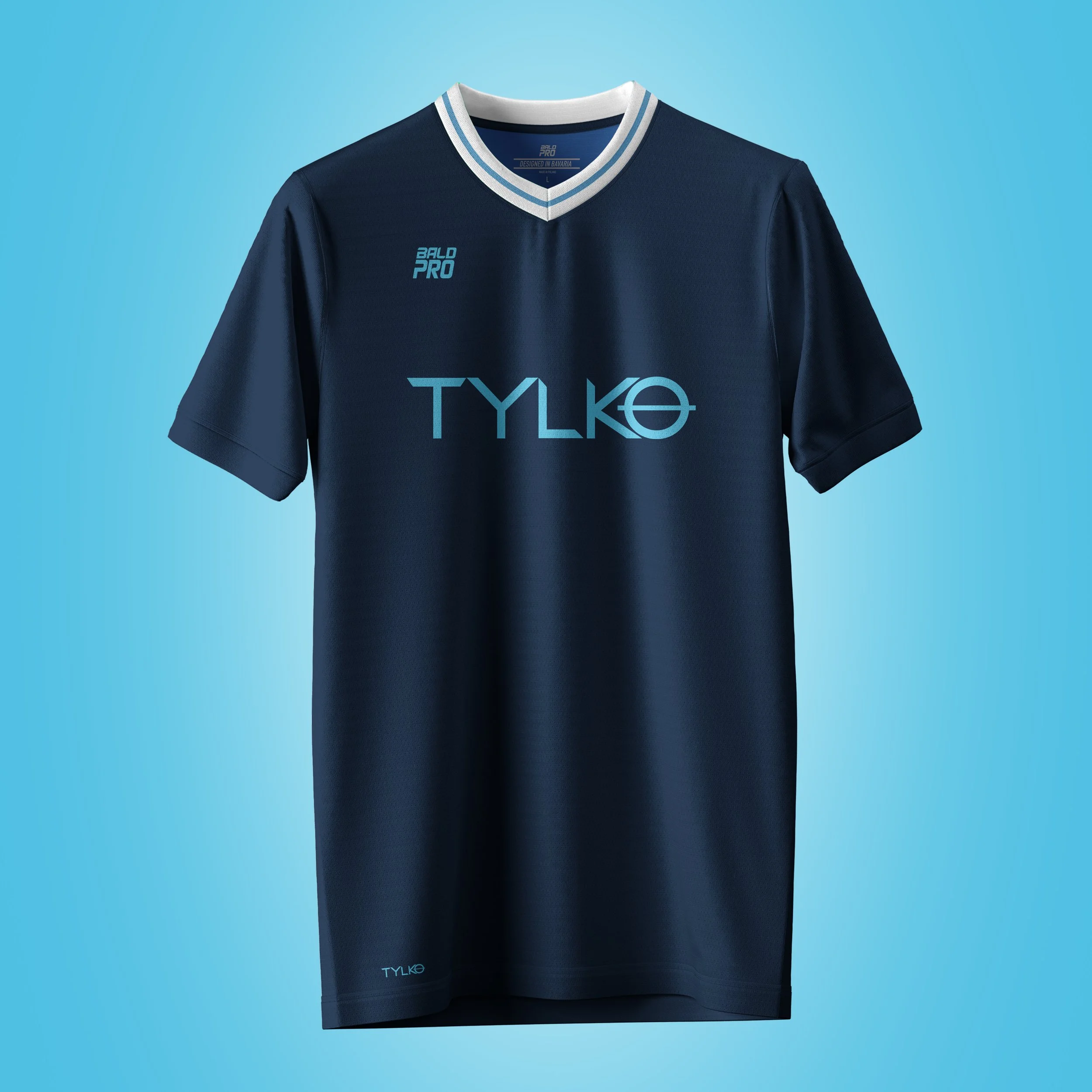 Dunkelblaues sportliches Trikot mit weißen Details am Kragen, auf blau-gelbem Hintergrund.