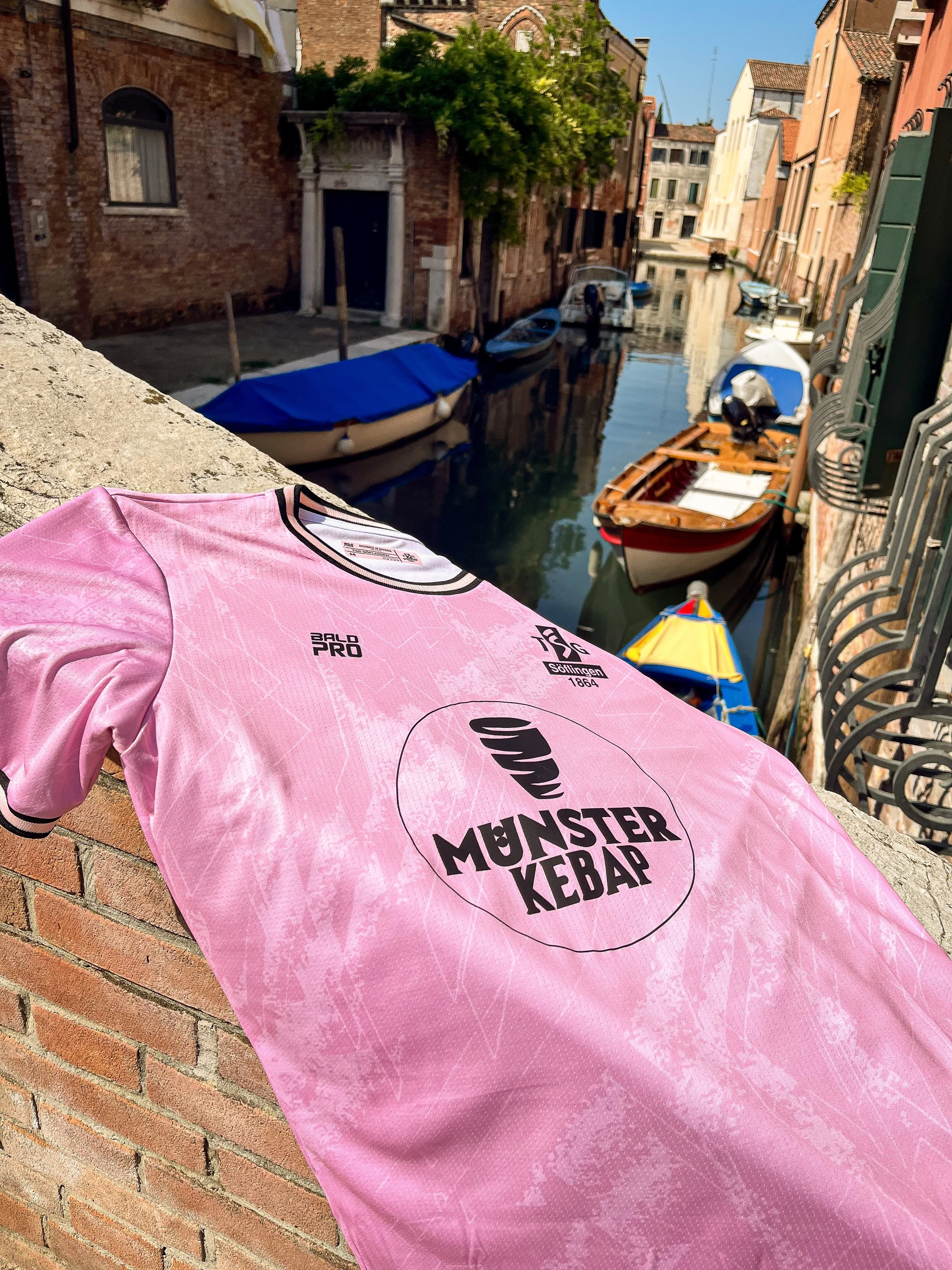 Ein pinkes T-Shirt mit dem Logo