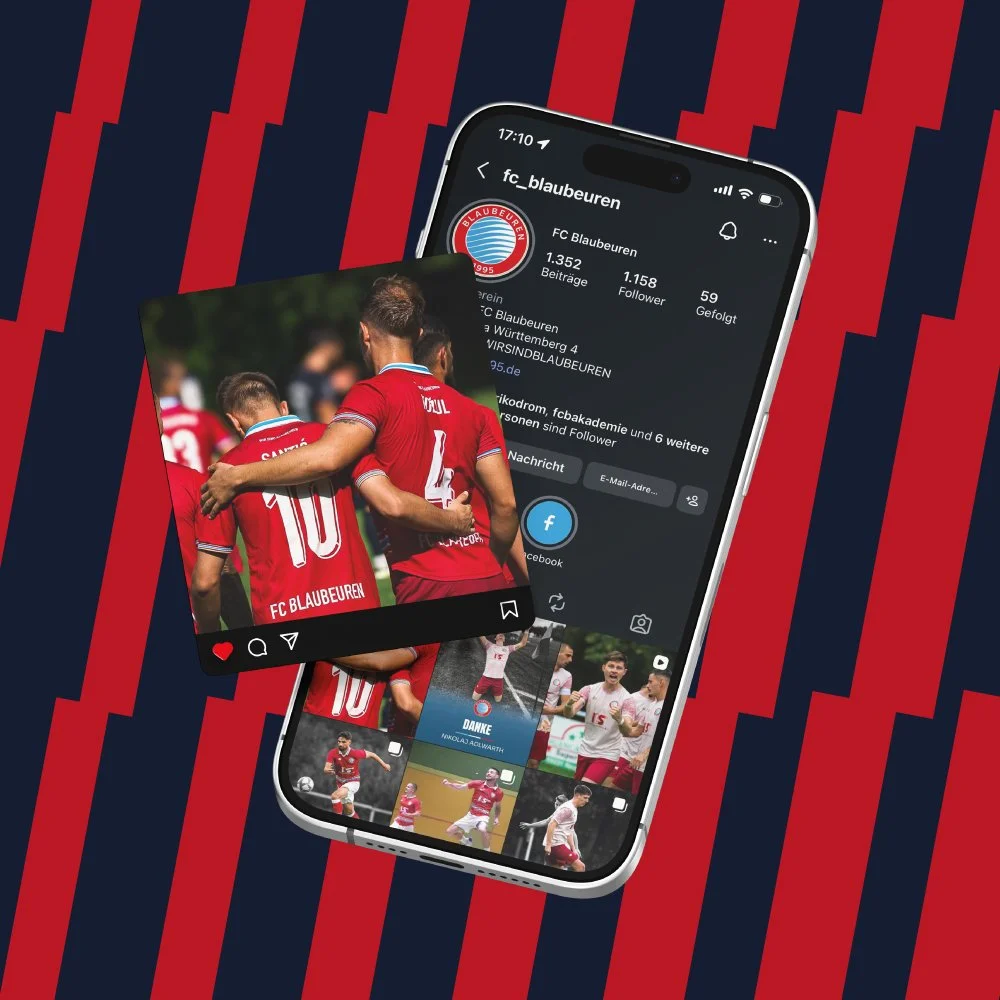 Smartphone mit Instagram-Profil des FC Blaubereun und ein Bild von Fußballspielern in roten Trikots.