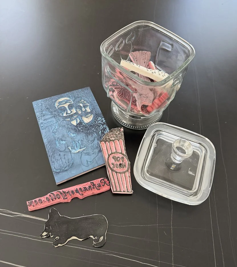 There are no leftovers from Rufina Shteynberg's lino or rubber blocks. Every small piece left after cutting can be used to create another, smaller artwork. She collects all the scraps and breathes a new life into them.