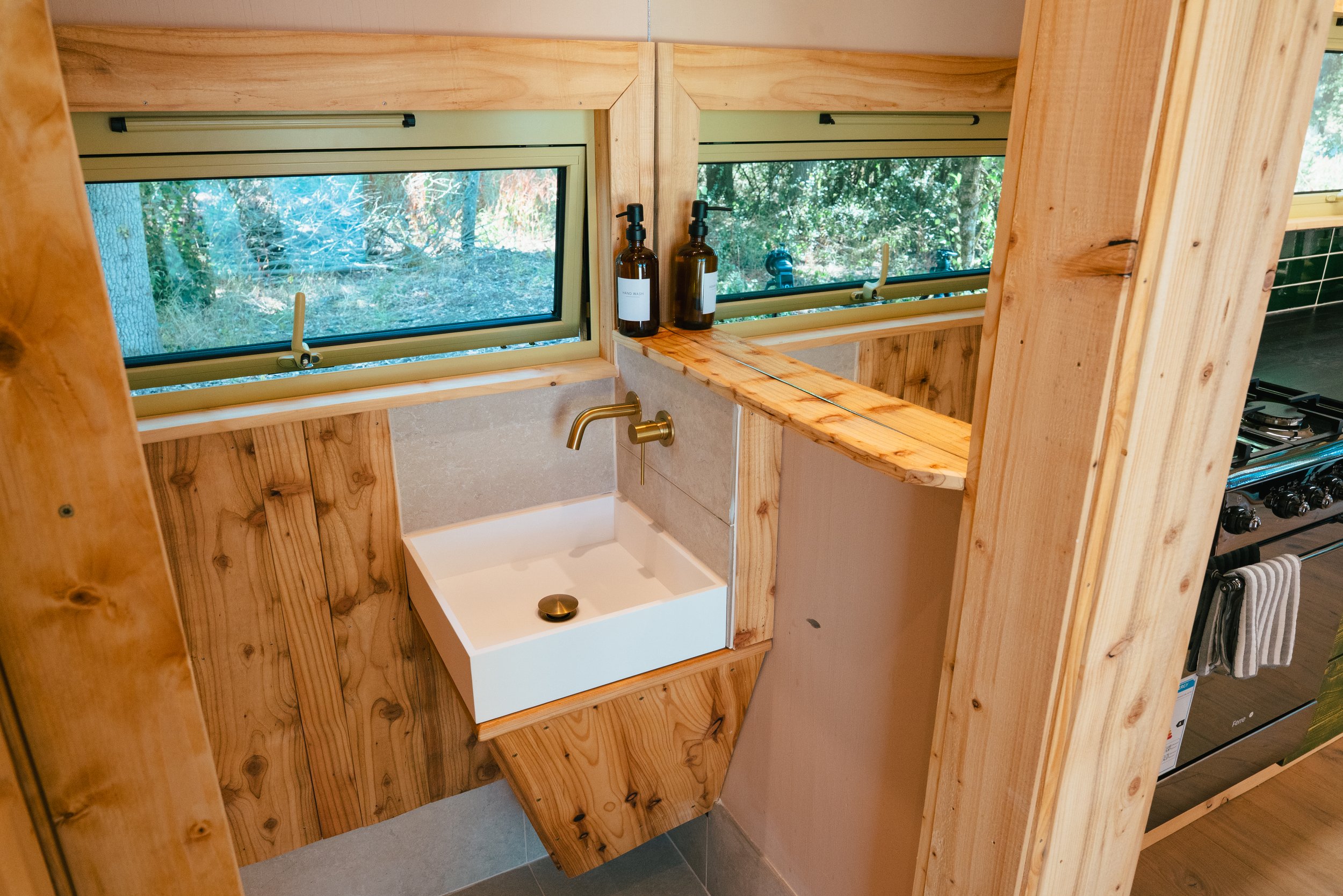 Woodland cabin with a hot tub, luxury off grid stay. Secluded in a private wood. In Cotswolds village, Near Bibury and Cirencester, Pig Hotel, Village pub walkable. Ensuite shower and loo.