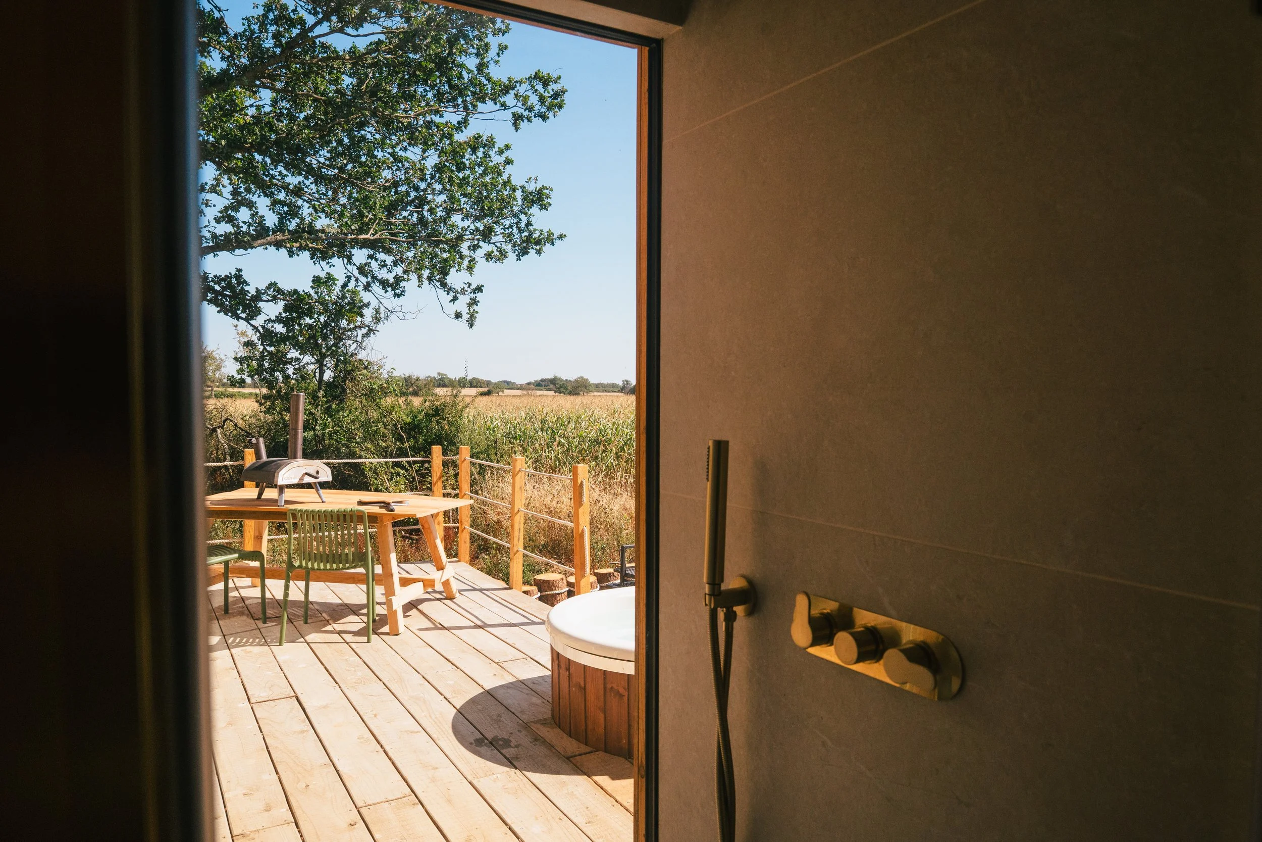 Woodland cabin with a hot tub, luxury off grid stay. Secluded in a private wood. In Cotswolds village, Near Bibury and Cirencester, Pig Hotel, Village pub walkable. Ensuite shower and loo.