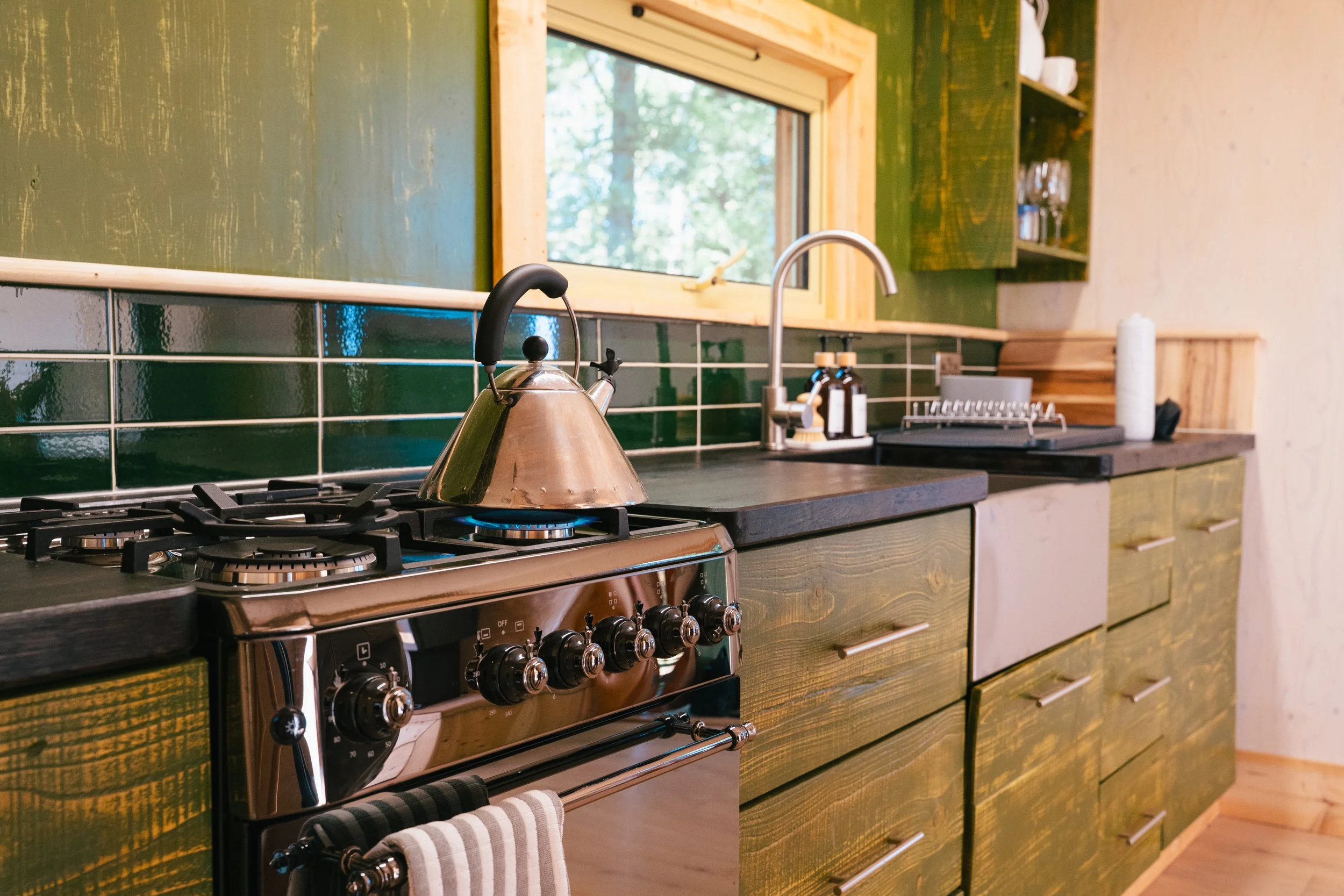 Sauna cabin with a hot tub, luxury off grid stay. Secluded in a private wood. In Cotswolds village, Near Bibury and Cirencester, Pig Hotel, Village pub walkable.