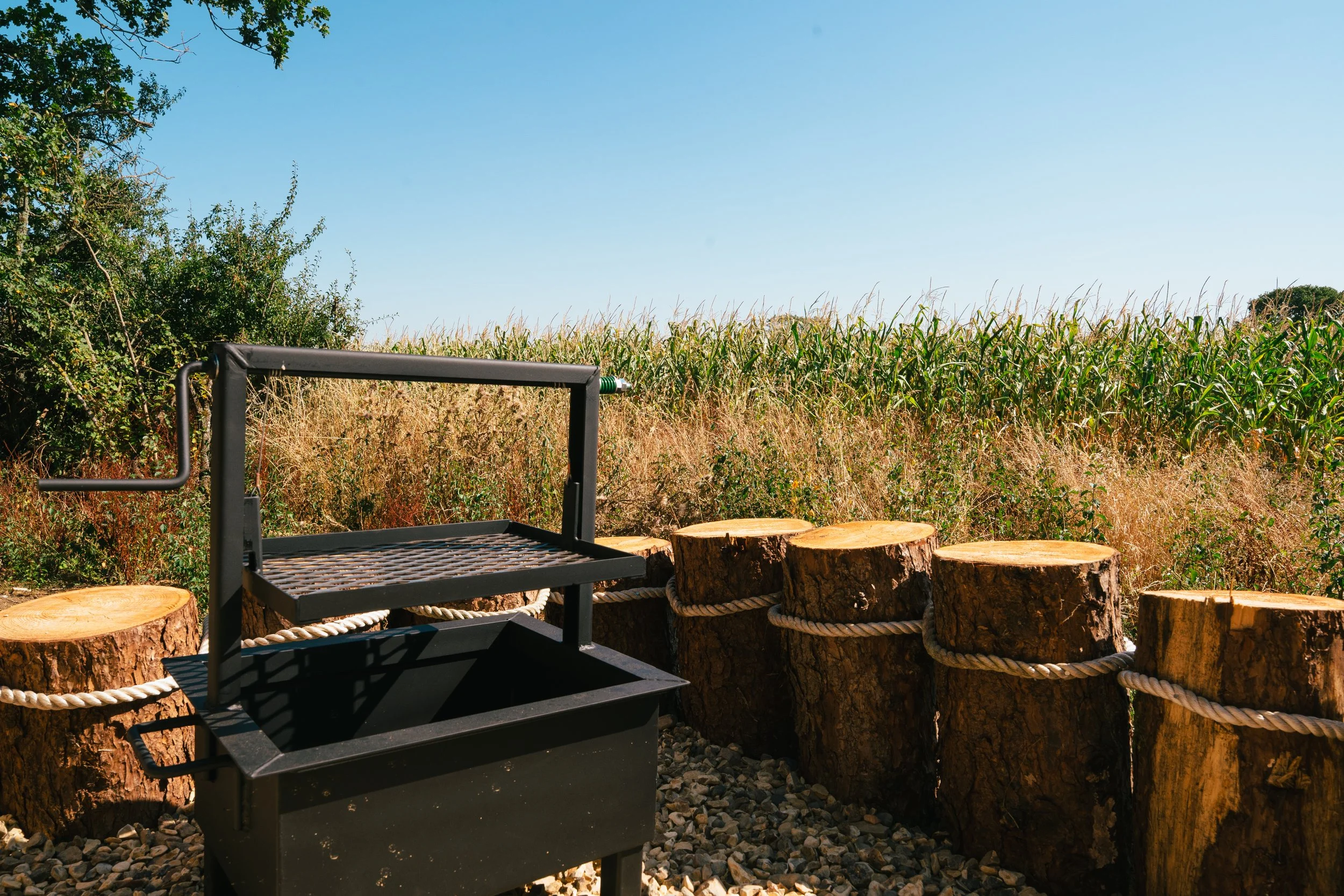  Woodland cabin with a hot tub, luxury off grid stay. Secluded in a private wood. In Cotswolds village, Near Bibury and Cirencester, Pig Hotel, Village pub walkable.