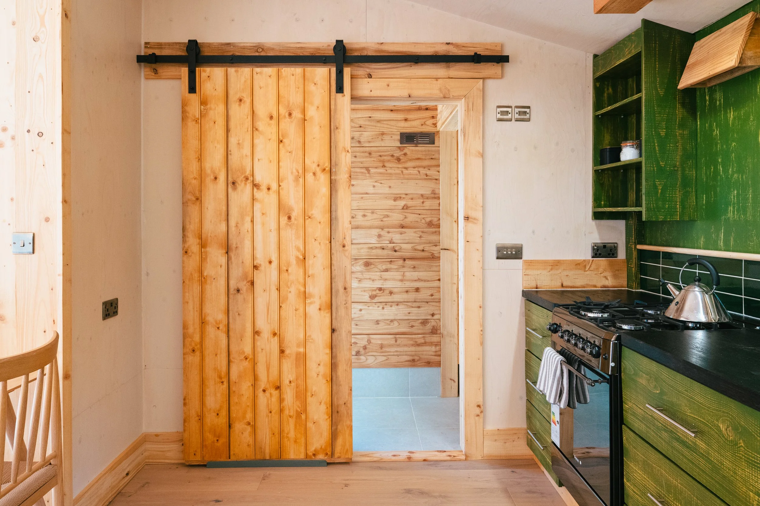 Woodland cabin with a hot tub, luxury off grid stay. Scandi design, simple luxury, warm all year, Secluded in a private wood. In Cotswolds village, Near Bibury and Cirencester, Pig Hotel, Village pub walkable.