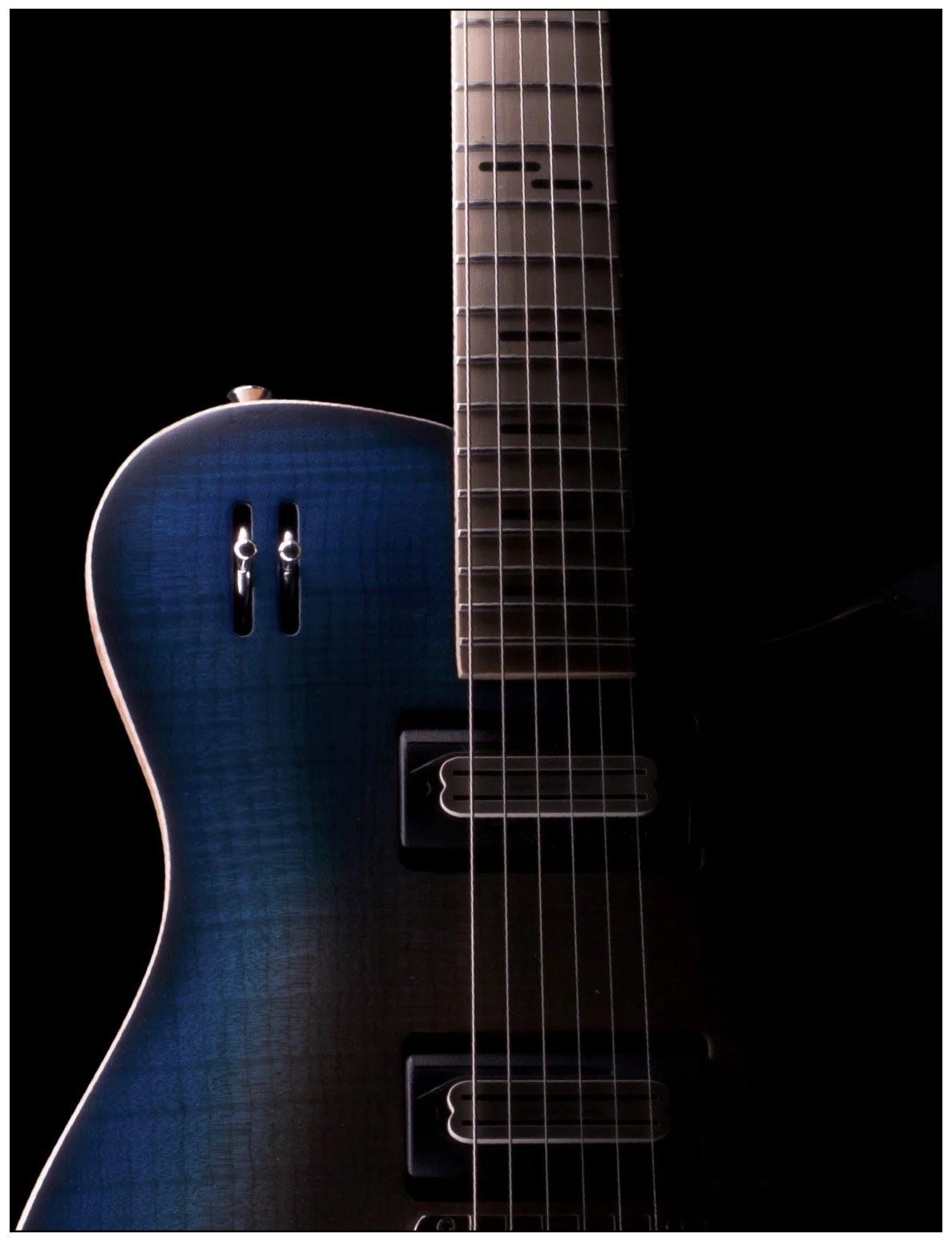 enTour-2020-Brochure-wild-customs-guitars-gyrock-blue-burst-glamour.jpg