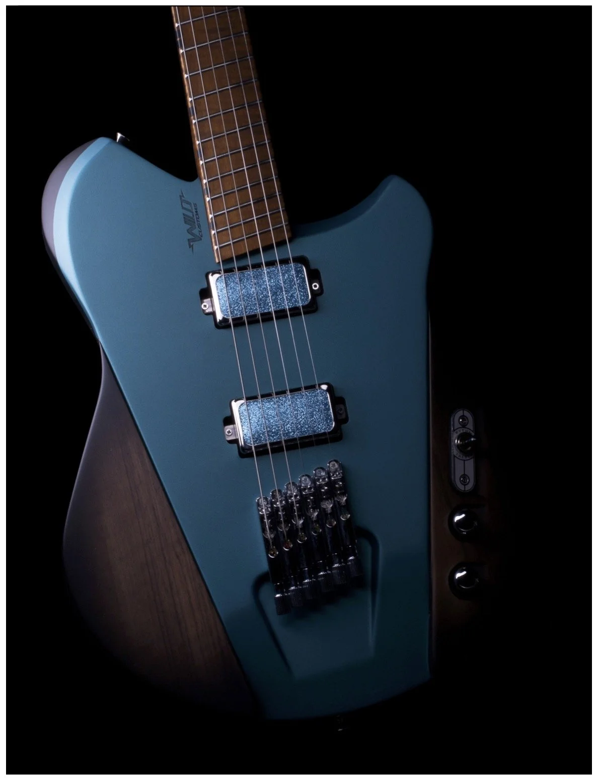 enTour-2020-Brochure-wild-customs-guitars-headless-wcg-II-glamour.jpg
