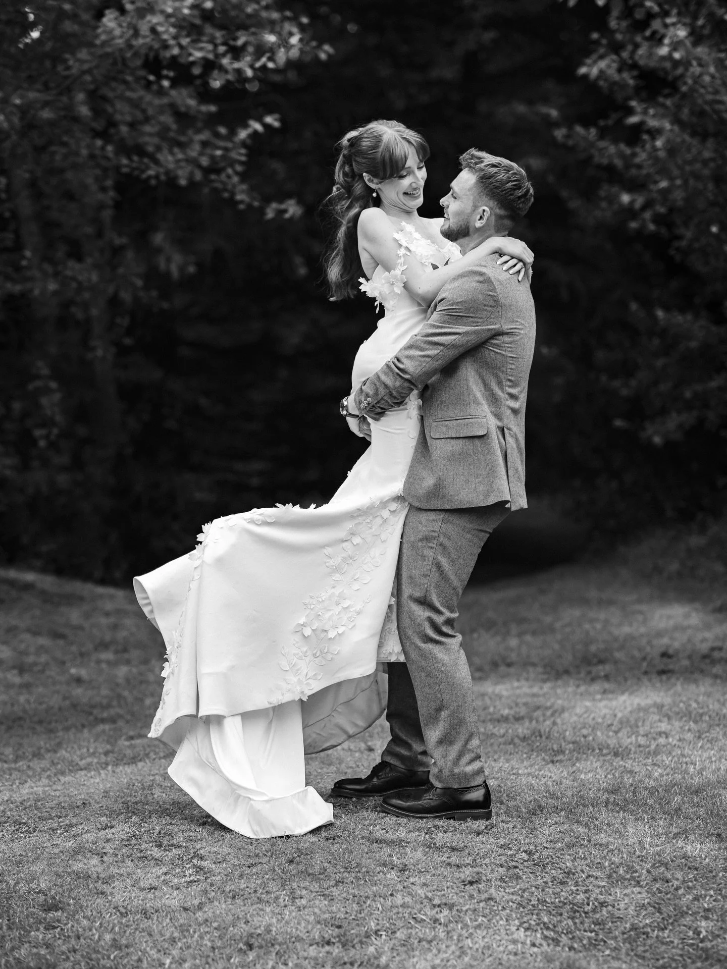 This one started with the tiniest bit of direction, and Jo and Andy did the rest. The Oak Tree of Peover was such a dream with these two&hellip; I can&rsquo;t wait to share more next week!✨
@joannaalucyy_ 
@theoaktreeofpeover 

#theoaktreeofpeover #t