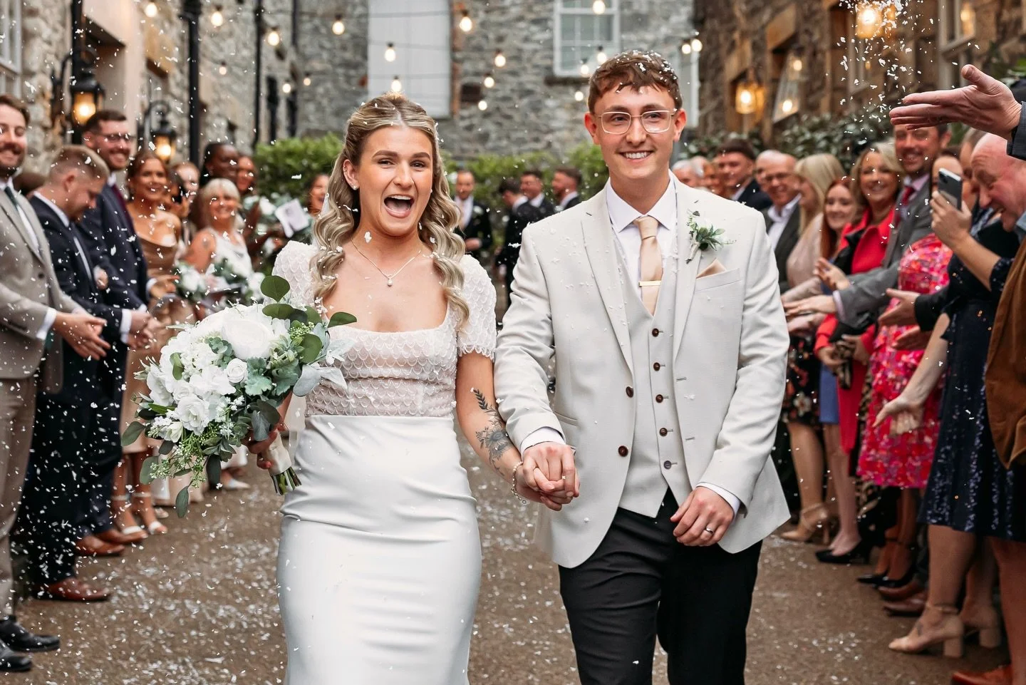 Not the classic confetti you know. 

Artificial snowflakes, November air, and that just-married chaos I love so much😁 

Holmes Mill✨