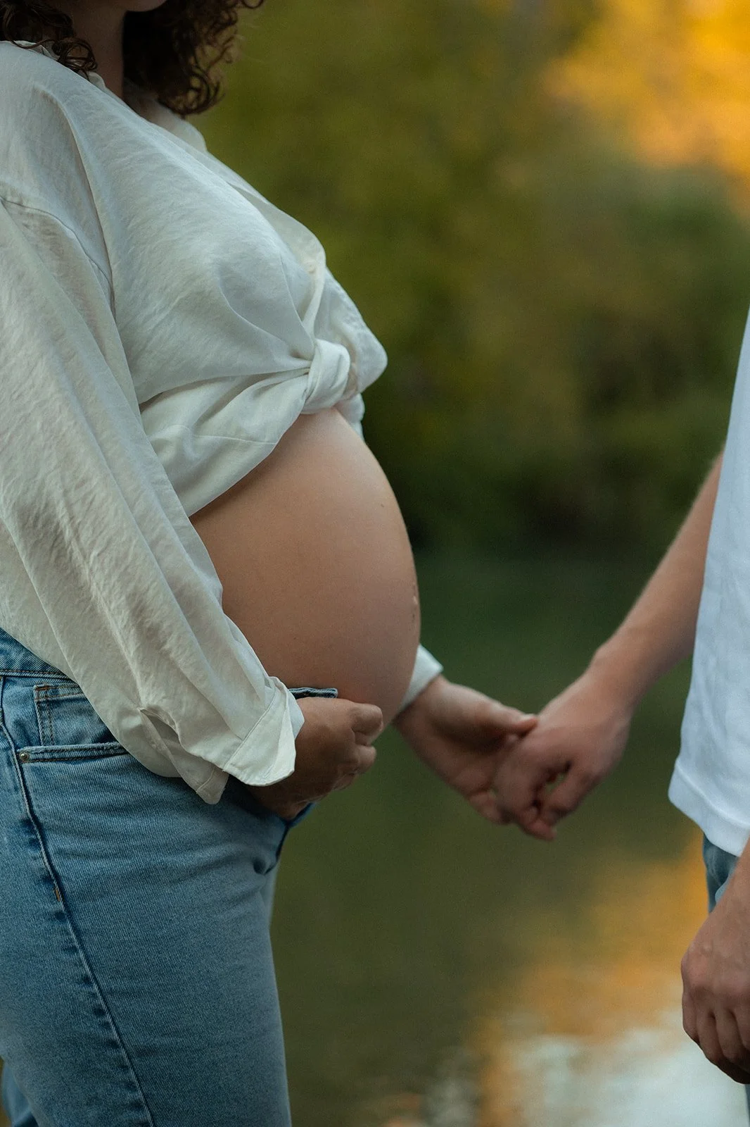 Jede Schwangerschaft erzählt ihre eigene Geschichte. Entdecke eine Auswahl natürlicher Babybauch Shootings und lass dich für dein eigenes Schwangerschaftsfotoshooting in Biel, Bern oder der ganzen Schweiz inspirieren