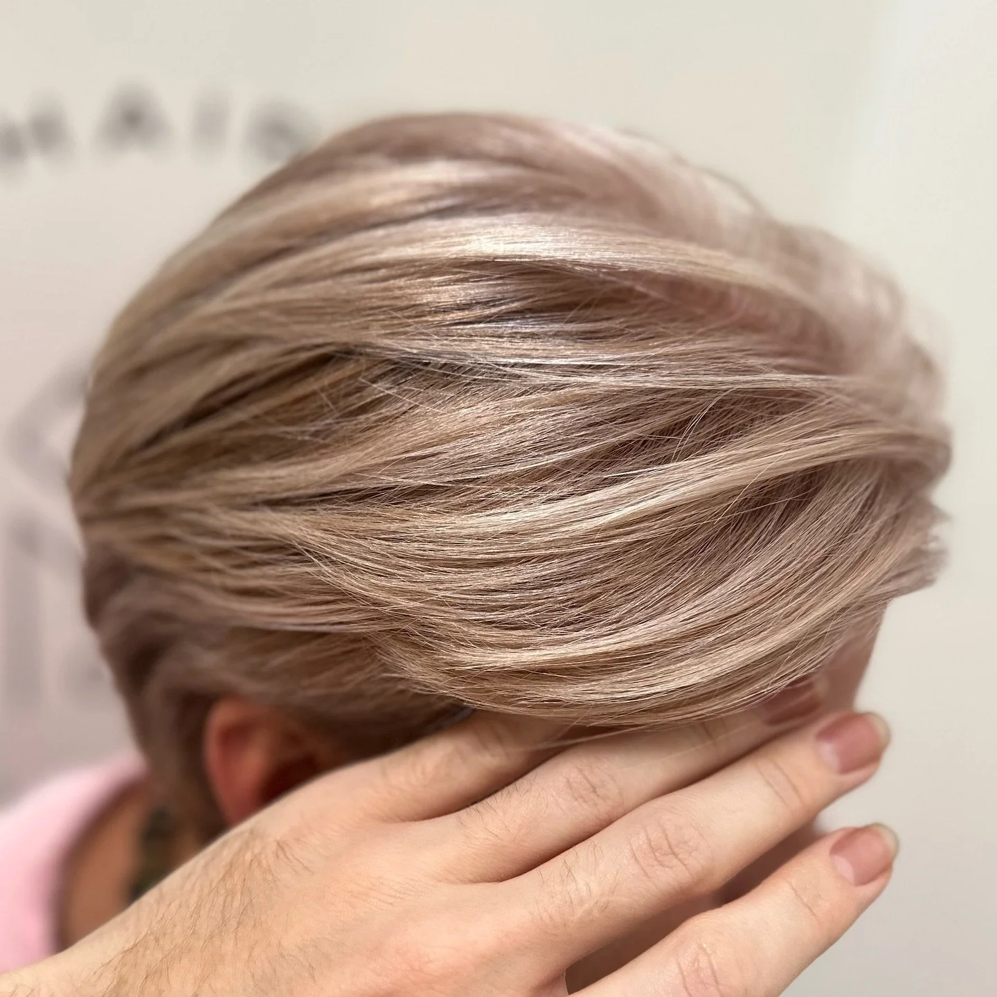 Swipe to see the before! it was time to change up our color formula and try something new

I have been using the @schwarzkopfpro Base Breakers but decided they weren&rsquo;t giving the result I wanted for this client, so switched up our formula and u