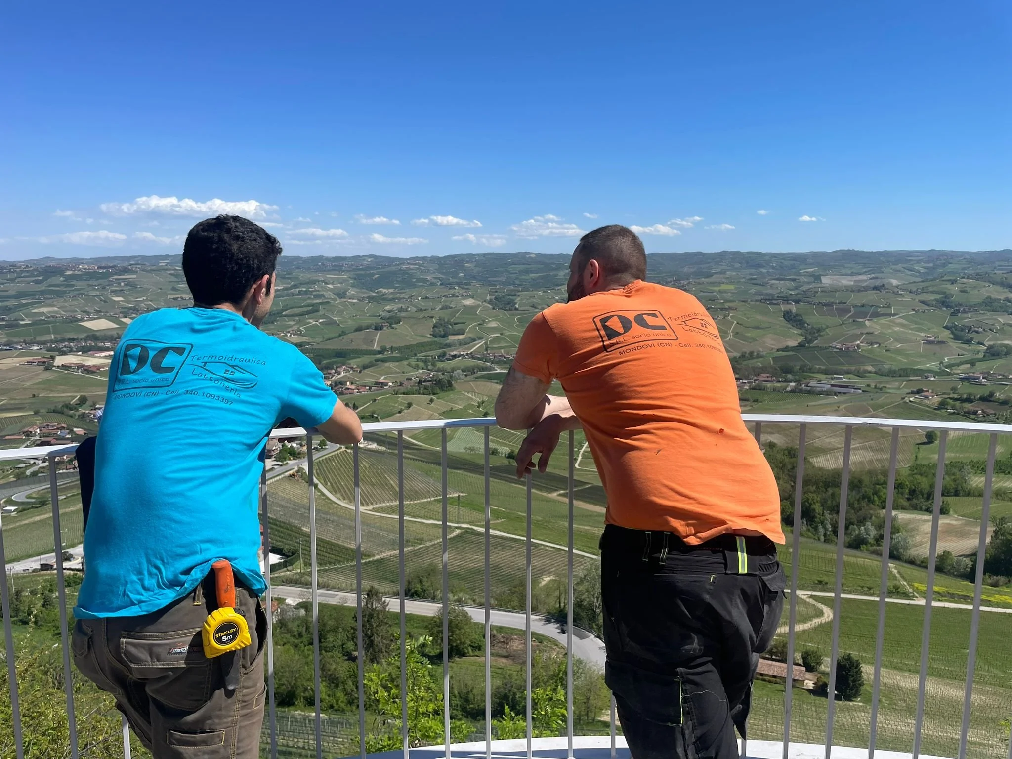 Tecnico di Oranssi al lavoro sul progetto di un tetto