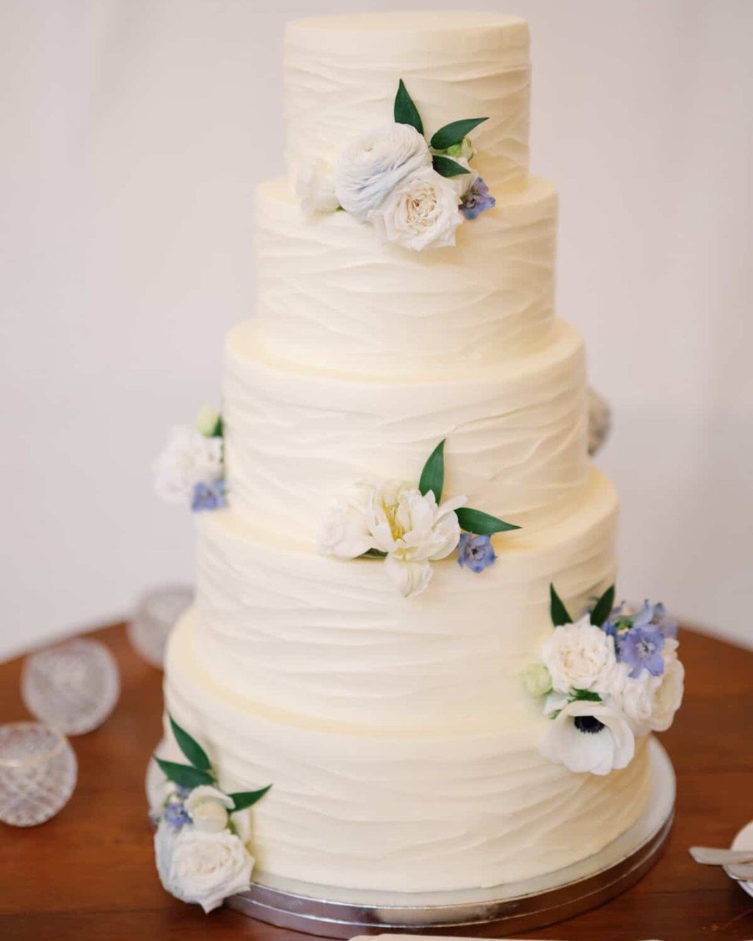 A sweet ending to a beautiful beginning.

Crafted with love, layer by layer. 💖 

📸: @coltonsimmonsphotography

#woodenpin #woodenpinbakingco #newportri