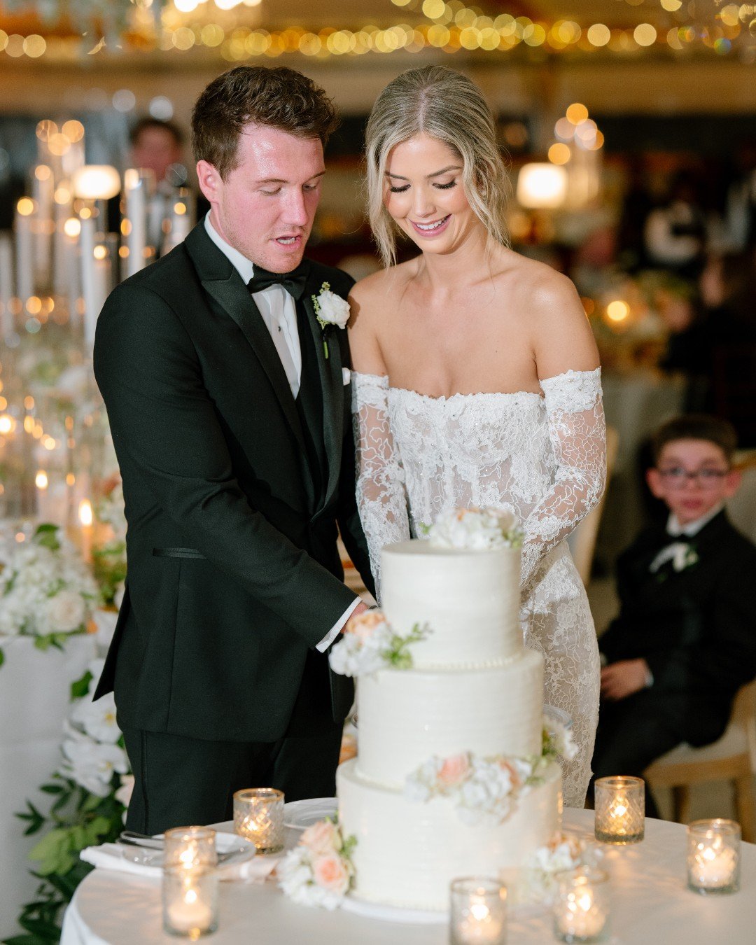 A timeless setting, a picture-perfect couple, and a Wooden Pin cake that stole the show. The perfect finish to a stunning celebration at @castlehillinn.

📸: @brookeallisonphoto

#woodenpin #woodenpinbakingco #weddingcake #newportri #castlehillinn