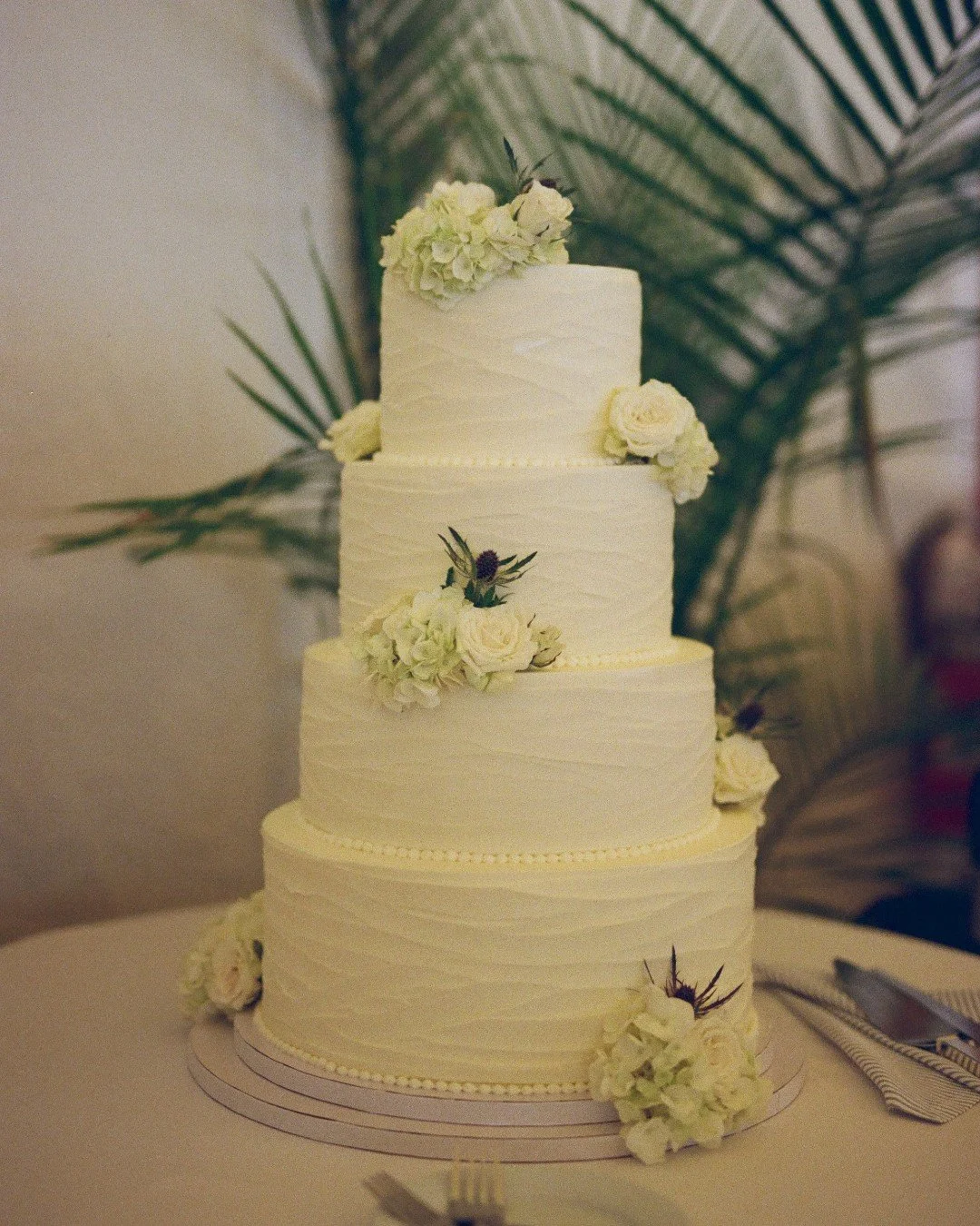 Shot on film, styled in florals, and stacked with love&mdash;Bret &amp; Alex&rsquo;s cake, timeless from every angle. 

📸: @polarsquaredesigns

#woodenpinbakingco #newportri #weddingcake