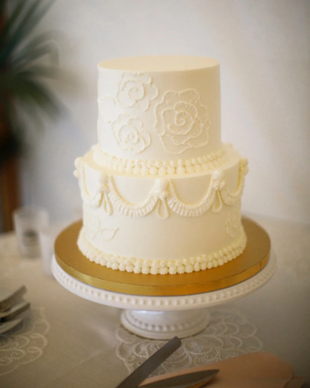 Something old, something new, something piped just for you. 🍰 

📸: josephlaurinphotography

#woodenpin #woodenpinbakingco #newportri #weddingcake