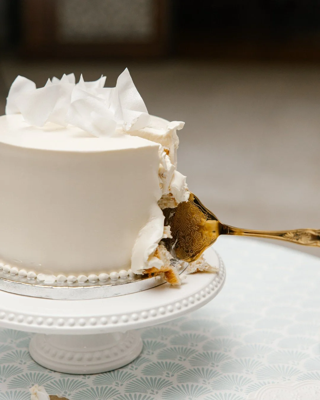 A soft ocean breeze, a @castlehillinn view, and a cake finished with folds of wafer paper.

📸: @movemountainsco 

#woodenpin #woodenpinbakingco #newportri #castlehillinn #newportweddings #weddingcake