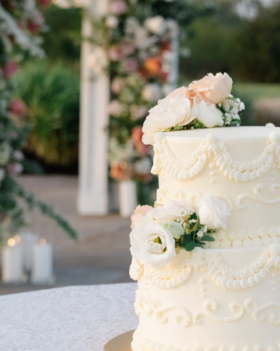 Classic piping, fresh florals, and a full tray of patisserie&mdash;because at Wooden Pin, we believe every celebration deserves more than one sweet moment.

📸: @Sabrina_scolari_photography

#woodenpinbakingco #weddingcake #patisserie #newportri
