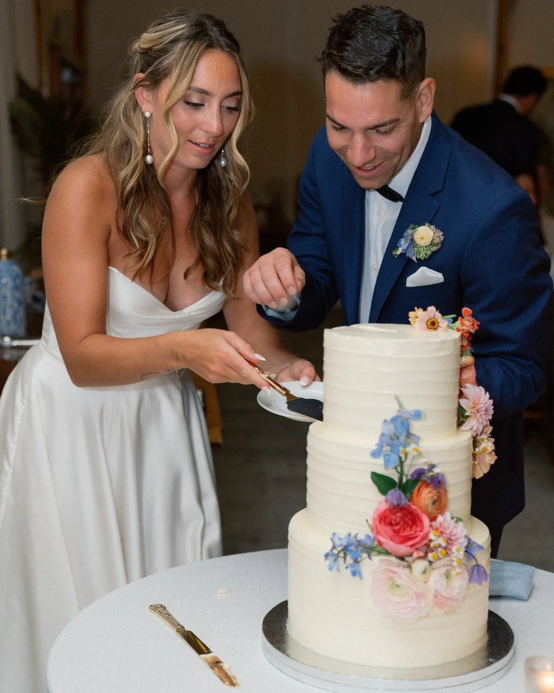 A classic cake, a colorful dessert spread, and a view of Newport Harbor to match. 

Sweet moments made even sweeter at @bohlinnewport.

📸: @signet.studios

#woodenpinbakingco #thebohlin #newportri #weddingcake #patisserie