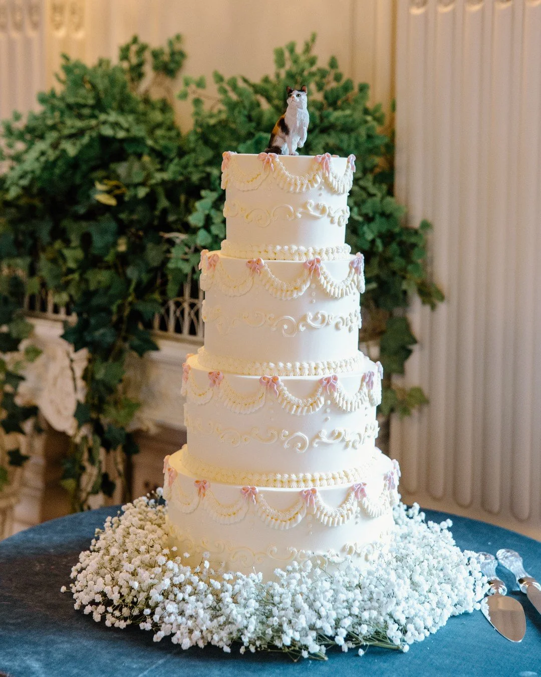 This cake wore bows, pearls, and a little surprise that had guests smiling before the first slice.

📸: @nicoleraephotography_ 

#woodenpinbakingco #newportri #weddingcake