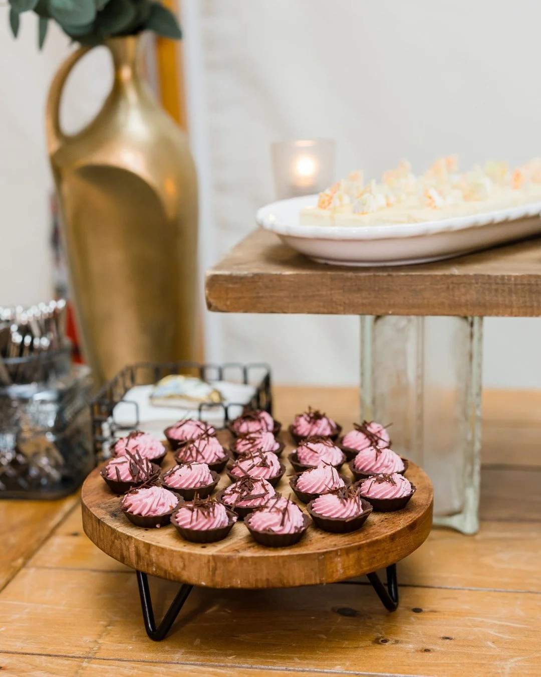 A cascade of sugar blossoms and a lineup of handcrafted sweets made this @bohlinnewport wedding extra sweet. ✨

(And yes, those are chocolate curls on the mousse cups.)

📸: @oncelikeaspark 

#woodenpinbakingco #thebohlin #weddingcake #patisserie