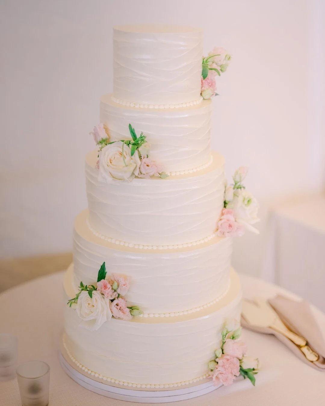 We call this look: effortlessly elegant, florally flawless, and ready for its close-up.

📸: @melissastimpson 

#woodenpinbakingco #weddingcake